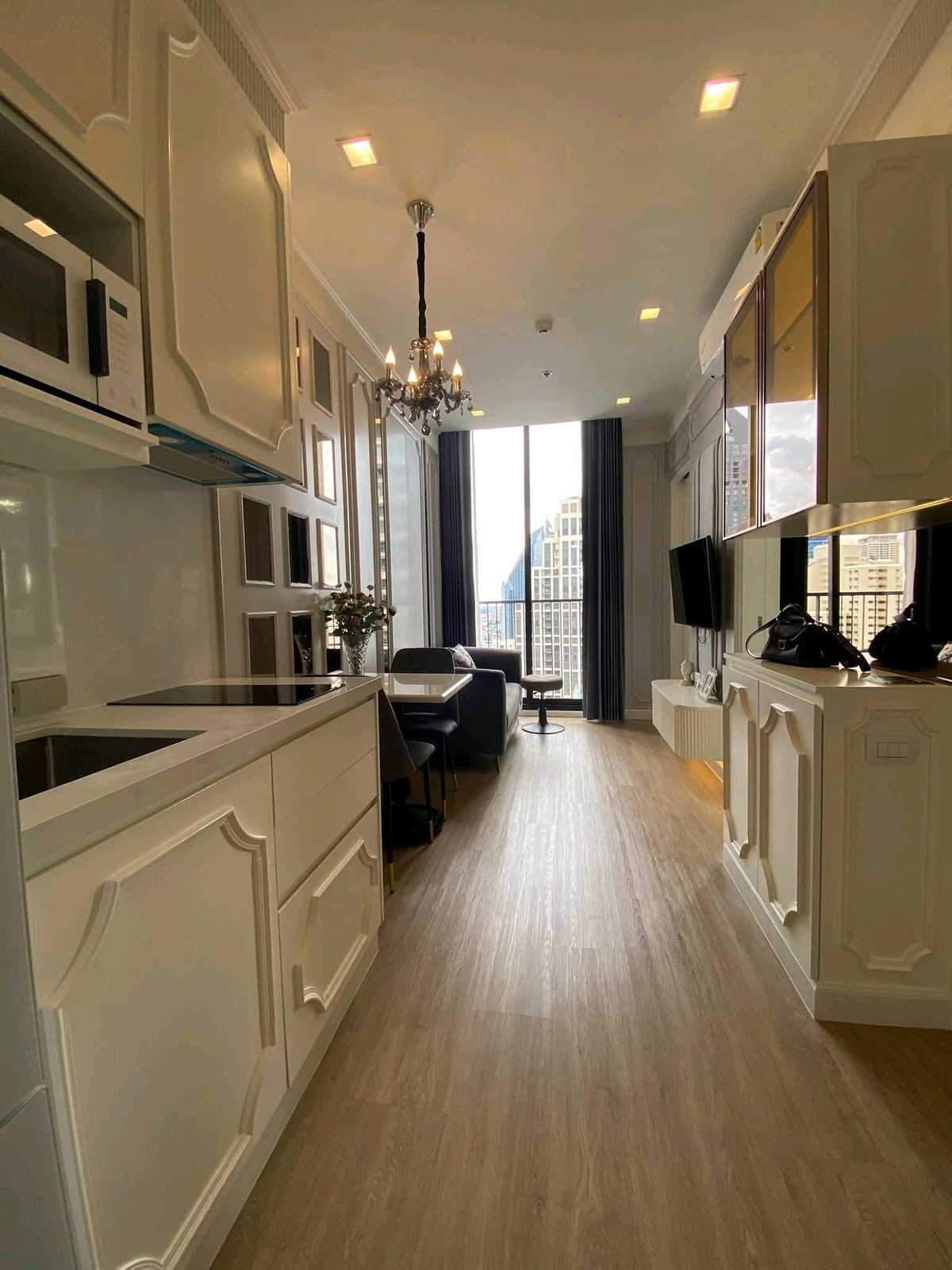 For RentCondoSukhumvit, Asoke, Thonglor : 📍 Luxurious location in the heart of Sukhumvit 39 — convenient travel, near BTS Phrom Phong 450 m., has a shuttle to the station.