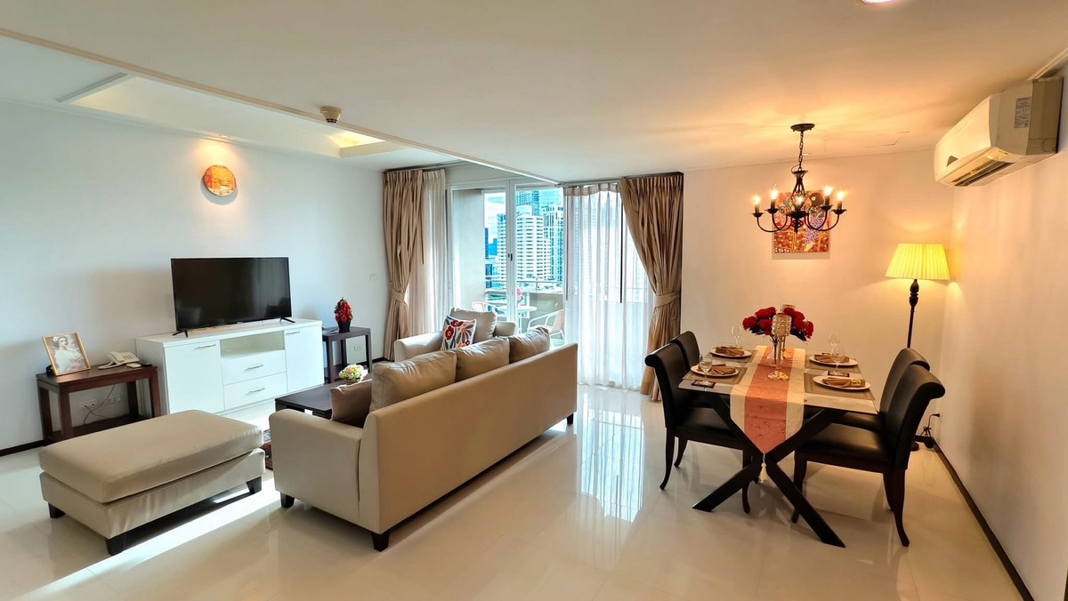 For RentSukhumvit, Asoke, Thonglor : Spacious unit in Sukhumvit 39, spacious balcony, tuk-tuk shuttle to BTS Phrom Phong, Emporium, and EmQuartier.
