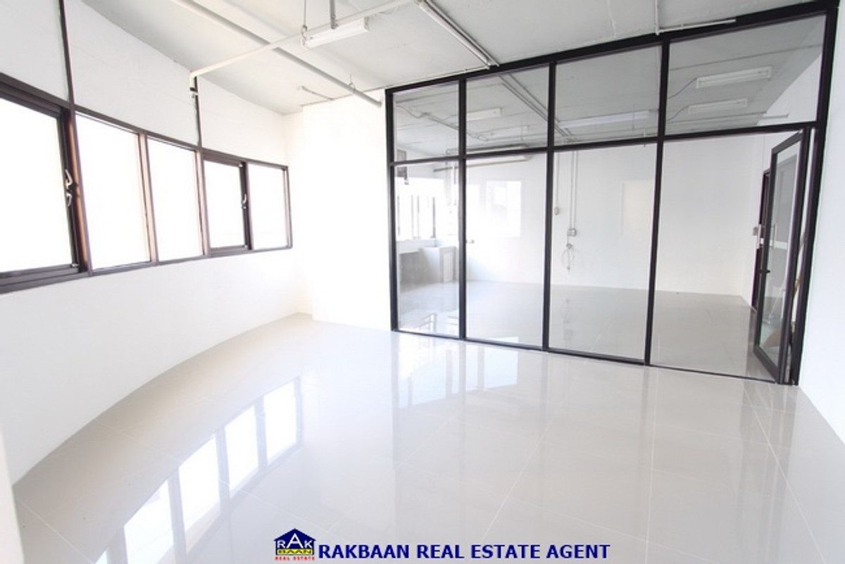 For RentOfficeSukhumvit, Asoke, Thonglor : Office for rent, Ekkamai 3 Modern Town, in the heart of the city, good location, next to the road, corner room.