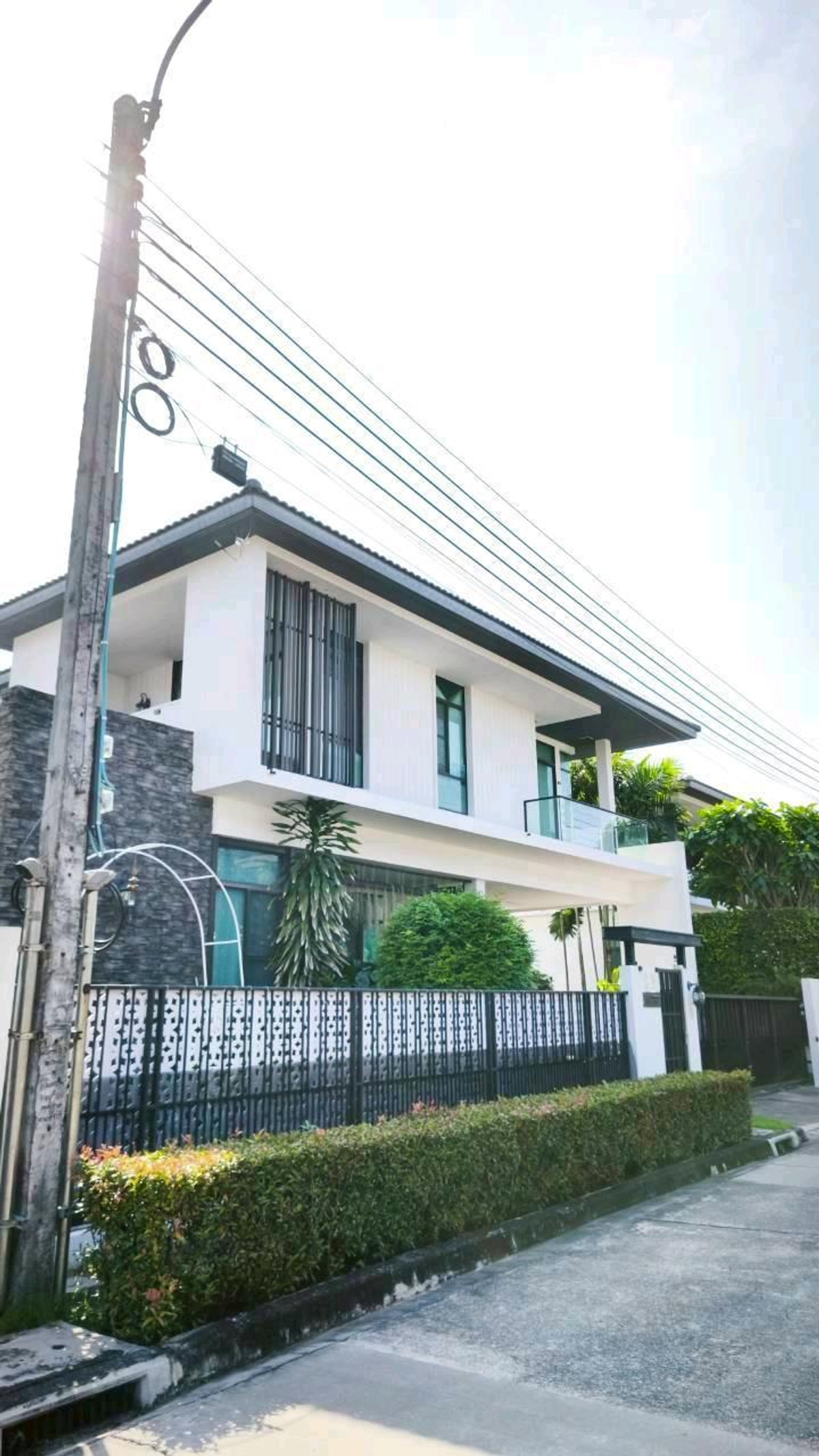 ขายบ้านลาดกระบัง สุวรรณภูมิ : บ้านเดี่ยว มัณฑนาวงแหวน 4 ราคาพิเศษพร้อมเฟอร์ พร้อมเข้าอยู่ พื้นที่กว้าง เดินทางสะดวก เข้าเมืองง่าย