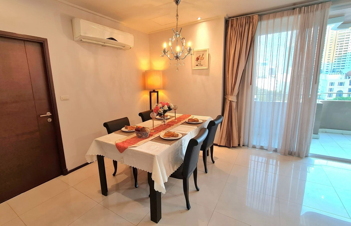 For RentSukhumvit, Asoke, Thonglor : Spacious unit in Sukhumvit 39, spacious balcony, tuk-tuk shuttle to BTS Phrom Phong, Emporium, and EmQuartier.