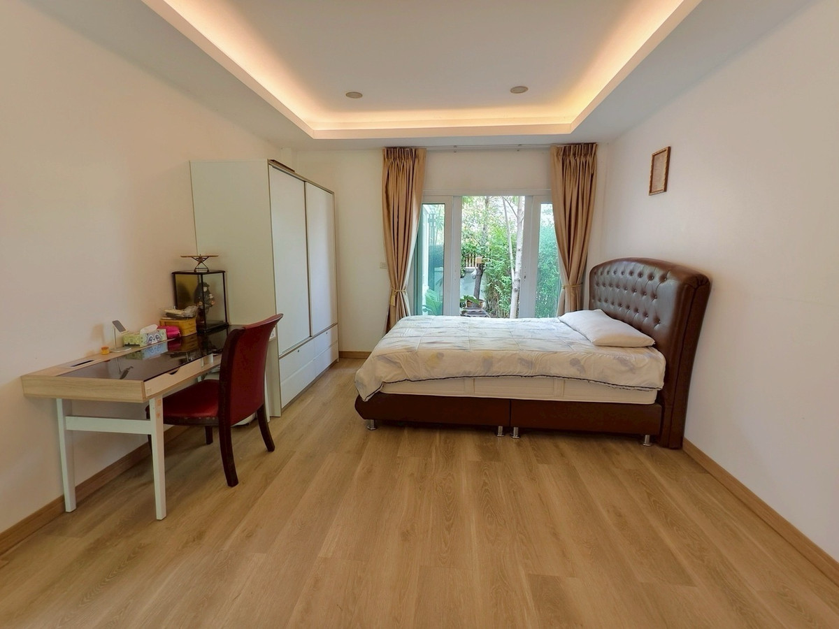 For RentHousePattanakan, Srinakarin : Urgent rent, luxurious corner house, Manthana Village, Rama 9-Srinakarin, size 97 sq m, usable area 388 sq m, 6 bedrooms, 5 bathrooms, special price 100,000 baht.