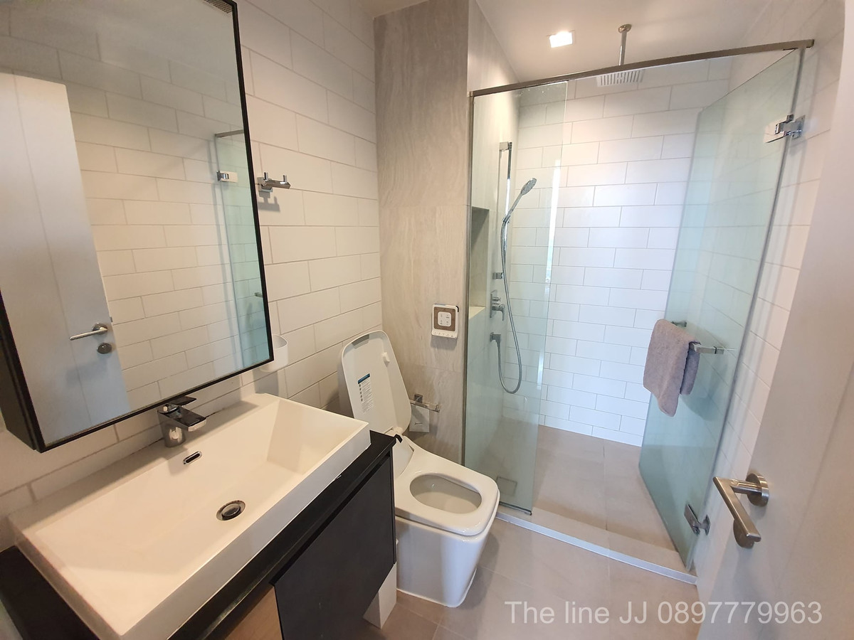 For SaleCondoSapankwai,Jatujak : Real Rare Item! The Line Chatuchak – curved glass corner room Chatuchak Park view + pool view, as complete as this project can provide!