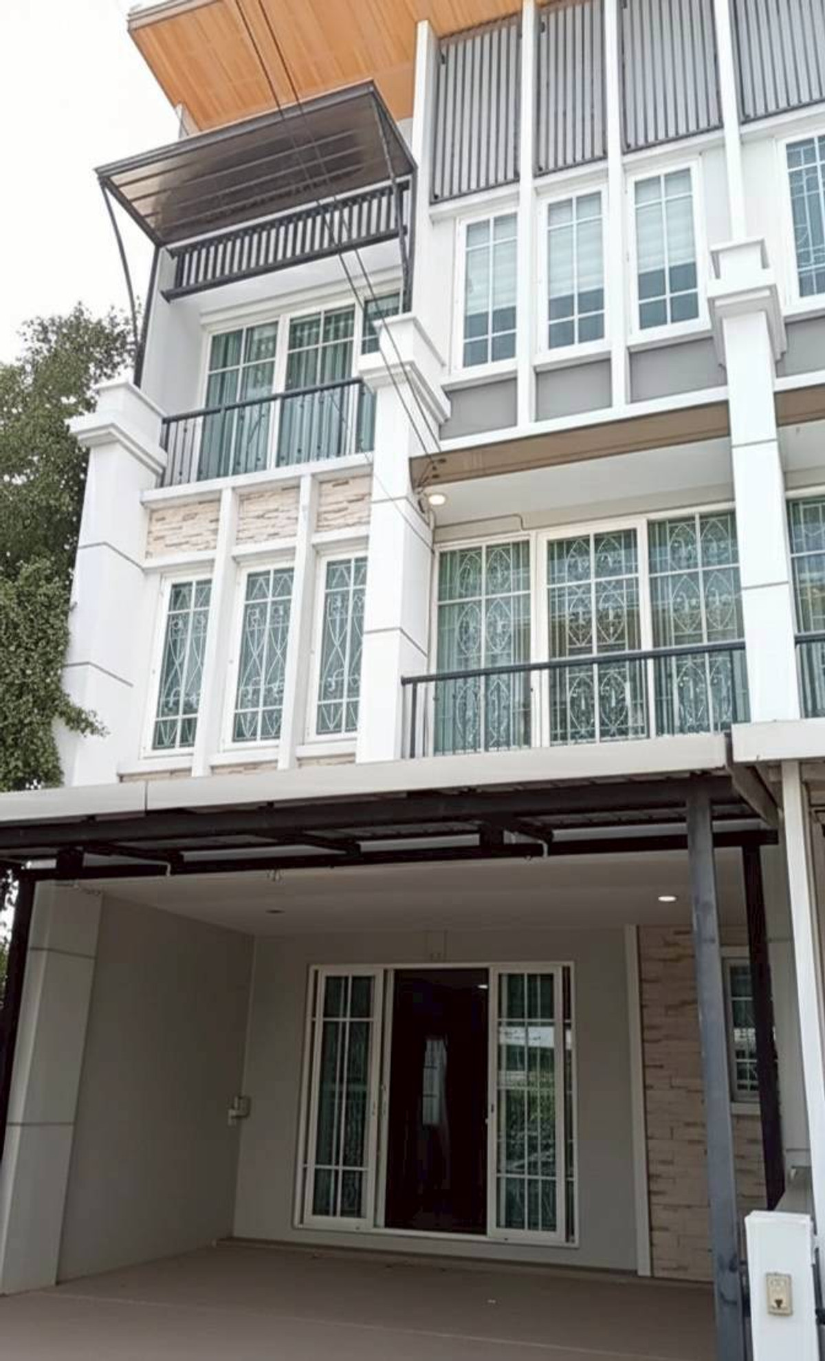TownhomeKaset Nawamin,Ladplakao : Golden opportunity! Townhome on the edge of Golden Town 1, Lat Phrao-Kaset Nawamin. Next to a natural garden Single house style!