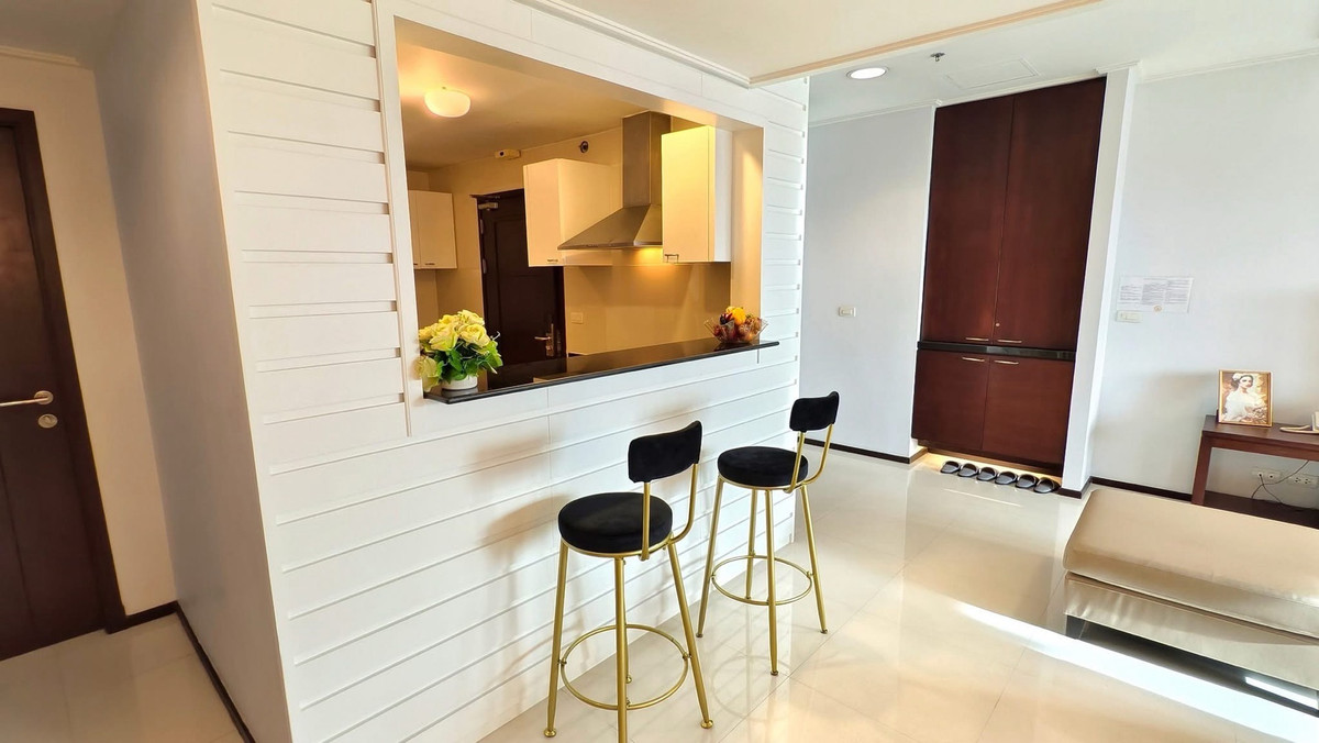 For RentSukhumvit, Asoke, Thonglor : Spacious unit in Sukhumvit 39, spacious balcony, tuk-tuk shuttle to BTS Phrom Phong, Emporium, and EmQuartier.