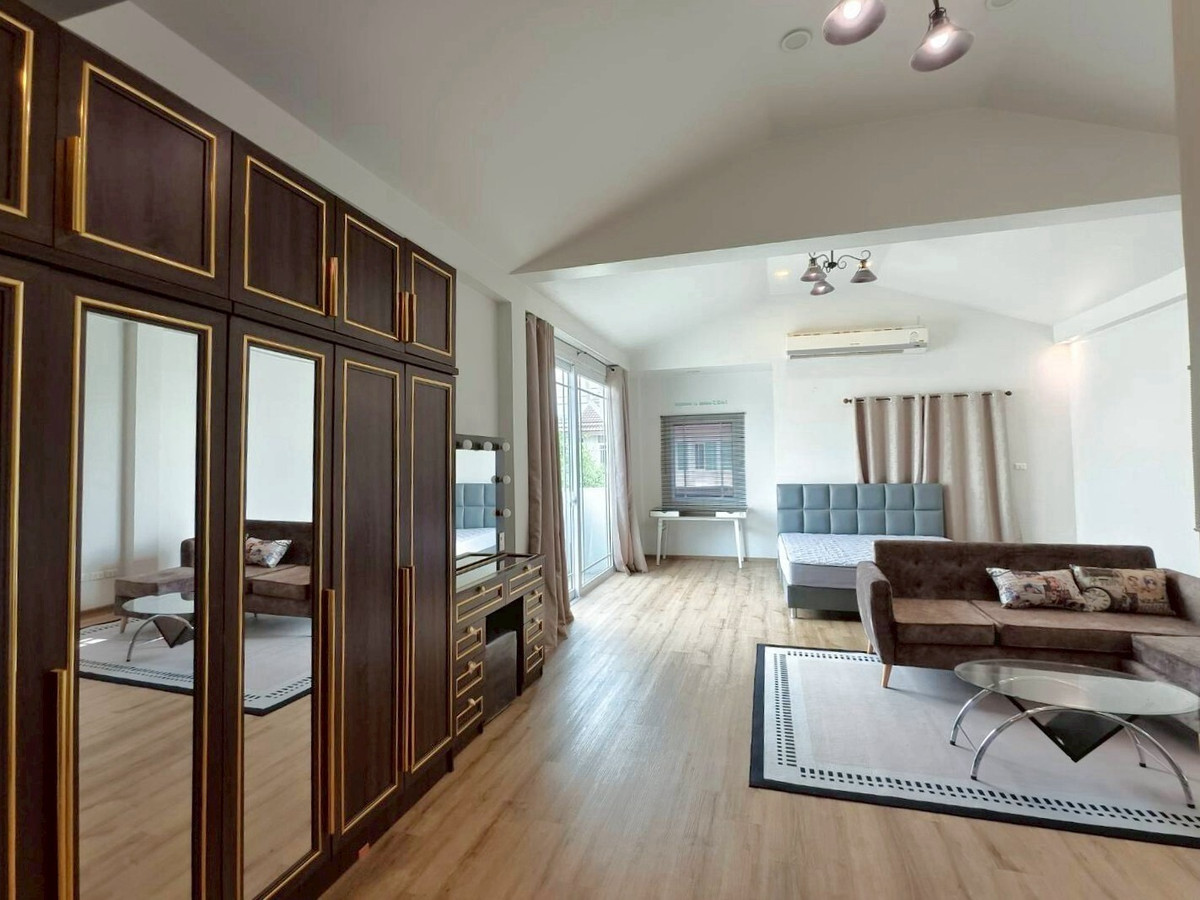 For RentHousePattanakan, Srinakarin : Urgent rent, luxurious corner house, Manthana Village, Rama 9-Srinakarin, size 97 sq m, usable area 388 sq m, 6 bedrooms, 5 bathrooms, special price 100,000 baht.