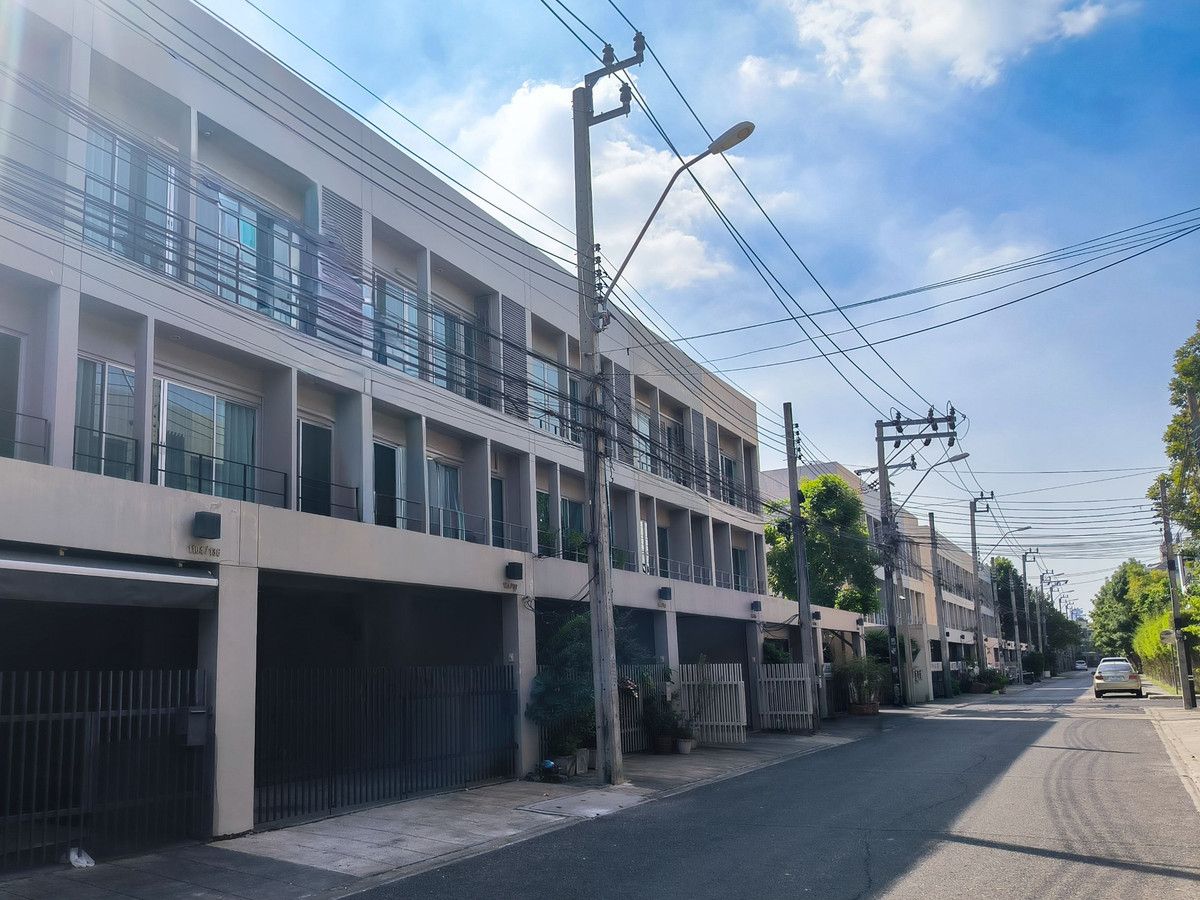 For RentTownhomePattanakan, Srinakarin : Modern Townhome for Rent, Noble Cube Pattanakarn, just 10 mins from Ekamai-Thonglor