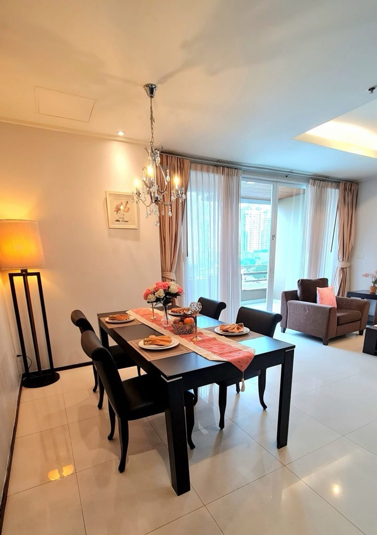 For RentSukhumvit, Asoke, Thonglor : Spacious unit in Sukhumvit 39, spacious balcony, tuk-tuk shuttle to BTS Phrom Phong, Emporium, and EmQuartier.