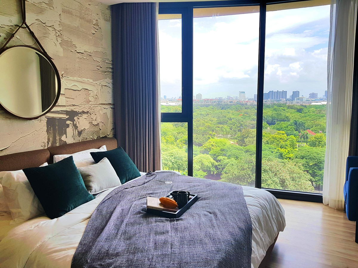 For SaleCondoSapankwai,Jatujak : Real Rare Item! The Line Chatuchak – curved glass corner room Chatuchak Park view + pool view, as complete as this project can provide!