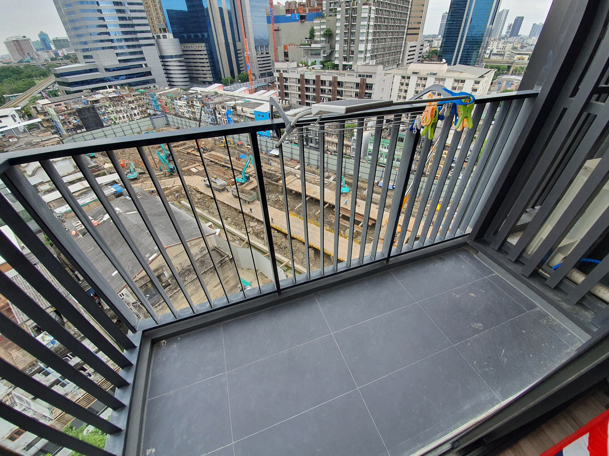 For RentCondoSapankwai,Jatujak : Real rare item for rent! The Line Chatuchak – curved glass corner room Chatuchak Park view + pool view, as complete as this project can provide!