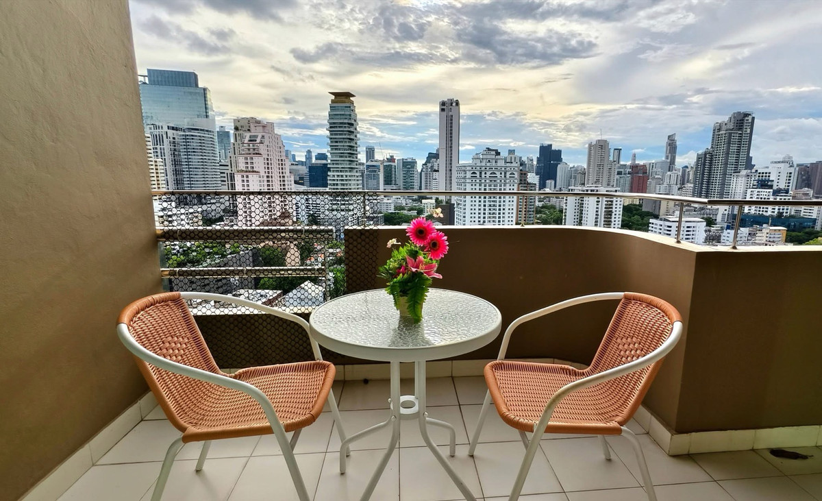 For RentSukhumvit, Asoke, Thonglor : Spacious unit in Sukhumvit 39, spacious balcony, tuk-tuk shuttle to BTS Phrom Phong, Emporium, and EmQuartier.