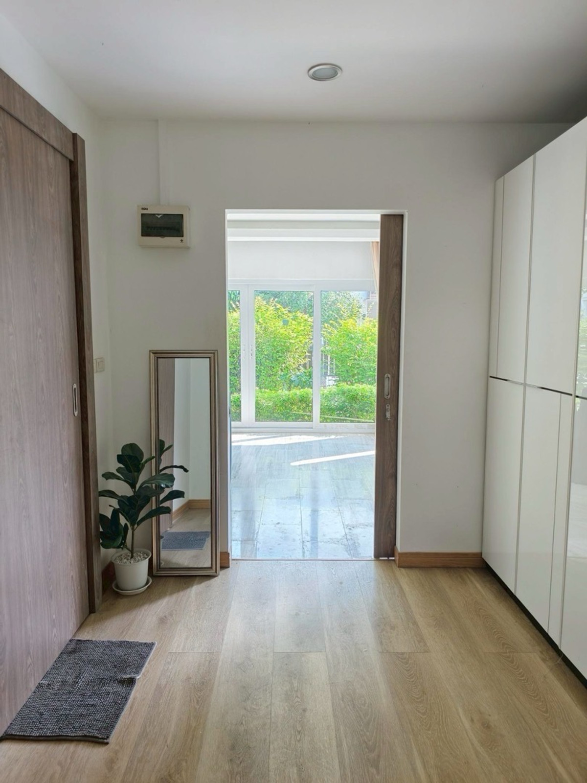 For RentHousePattanakan, Srinakarin : Urgent rent, luxurious corner house, Manthana Village, Rama 9-Srinakarin, size 97 sq m, usable area 388 sq m, 6 bedrooms, 5 bathrooms, special price 100,000 baht.