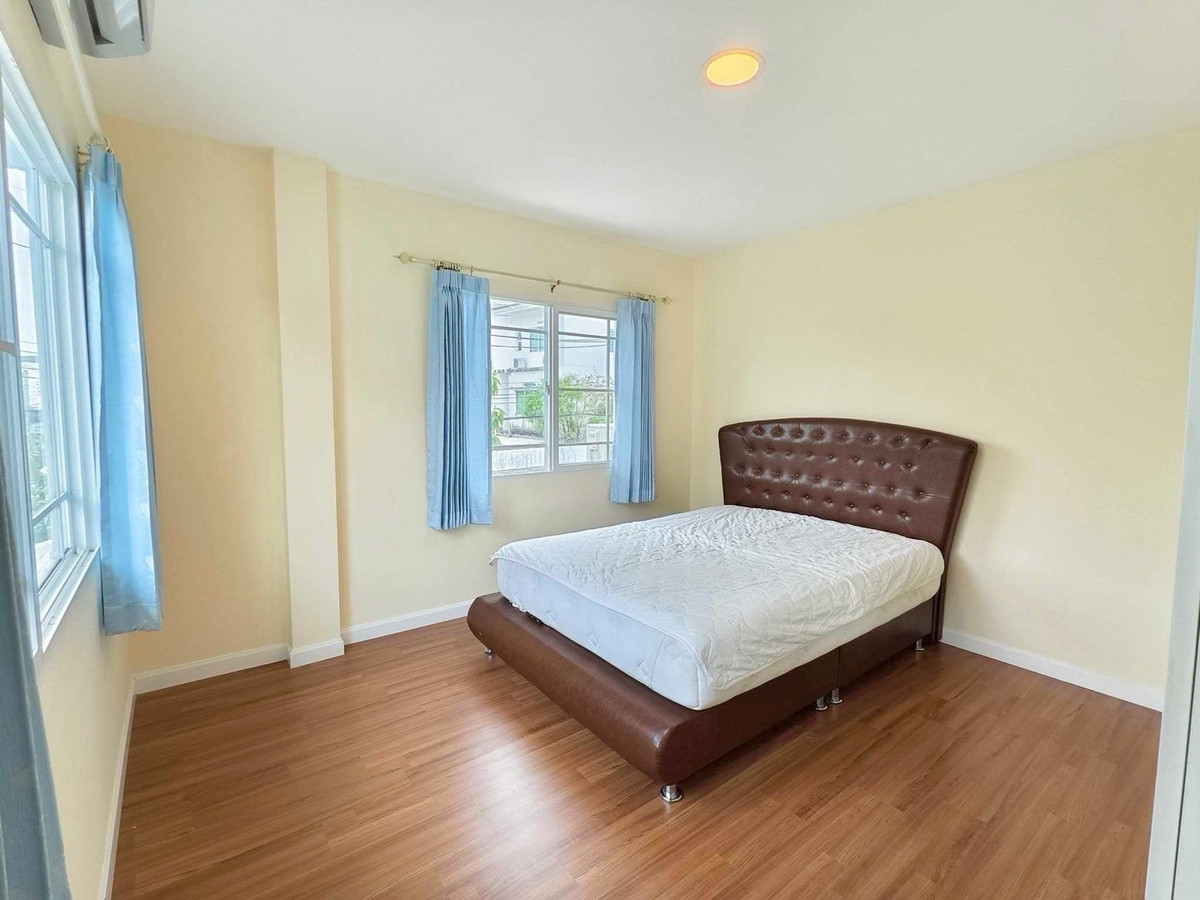 For RentHousePattanakan, Srinakarin : Urgent rent, luxurious corner house, Manthana Village, Rama 9-Srinakarin, size 97 sq m, usable area 388 sq m, 6 bedrooms, 5 bathrooms, special price 100,000 baht.