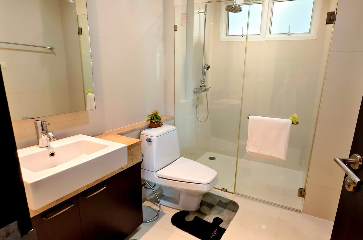 For RentSukhumvit, Asoke, Thonglor : Spacious unit in Sukhumvit 39, spacious balcony, tuk-tuk shuttle to BTS Phrom Phong, Emporium, and EmQuartier.