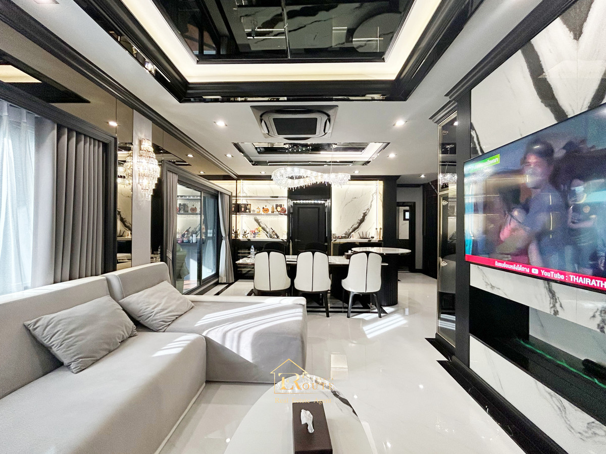 For SaleHousePathum Thani,Rangsit, Thammasat : CENTRO Don Mueang - Chaengwattana for sale, corner plot, size 83.5 sq m, newly decorated, plus furniture for the whole house. Near Sisamarn Expressway, travel only 5 minutes.