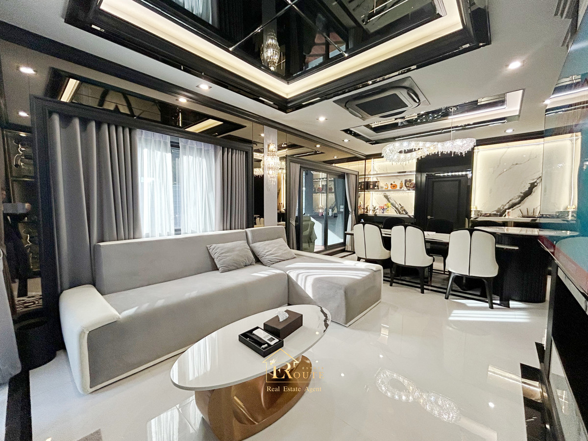 For SaleHousePathum Thani,Rangsit, Thammasat : CENTRO Don Mueang - Chaengwattana for sale, corner plot, size 83.5 sq m, newly decorated, plus furniture for the whole house. Near Sisamarn Expressway, travel only 5 minutes.