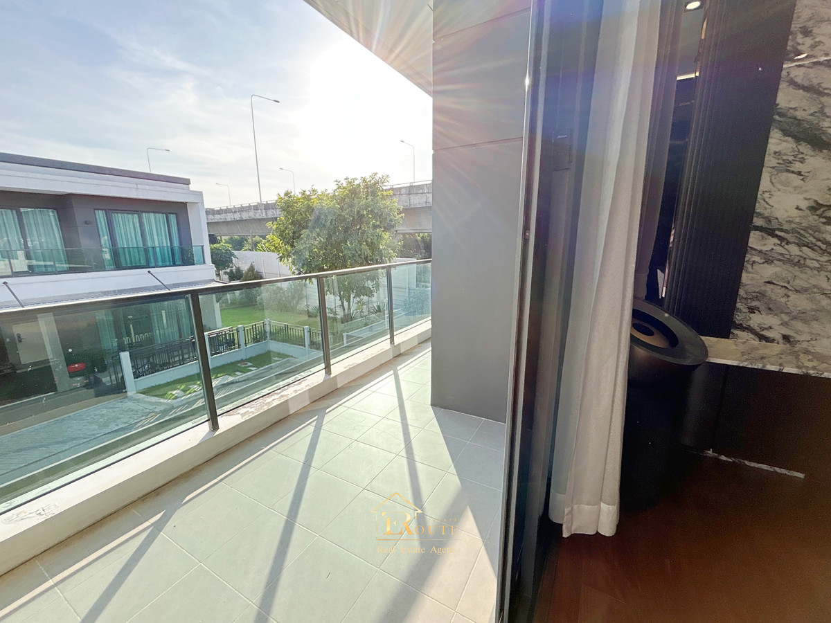 For SaleHousePathum Thani,Rangsit, Thammasat : CENTRO Don Mueang - Chaengwattana for sale, corner plot, size 83.5 sq m, newly decorated, plus furniture for the whole house. Near Sisamarn Expressway, travel only 5 minutes.