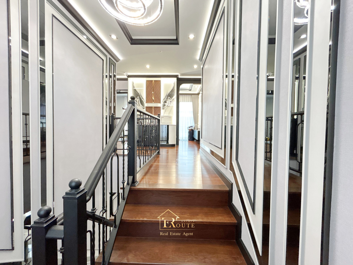 For SaleHousePathum Thani,Rangsit, Thammasat : CENTRO Don Mueang - Chaengwattana for sale, corner plot, size 83.5 sq m, newly decorated, plus furniture for the whole house. Near Sisamarn Expressway, travel only 5 minutes.