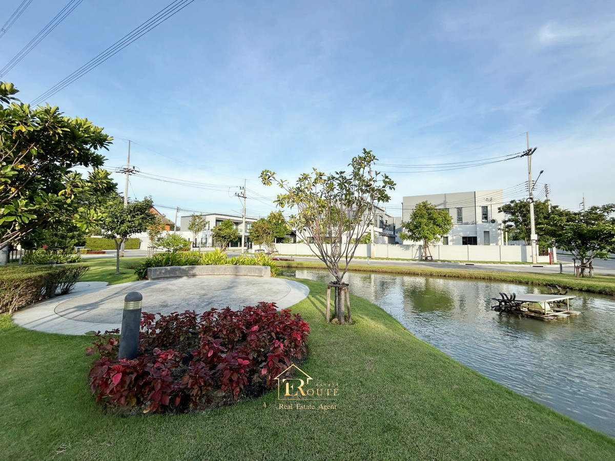 For SaleHousePathum Thani,Rangsit, Thammasat : CENTRO Don Mueang - Chaengwattana for sale, corner plot, size 83.5 sq m, newly decorated, plus furniture for the whole house. Near Sisamarn Expressway, travel only 5 minutes.