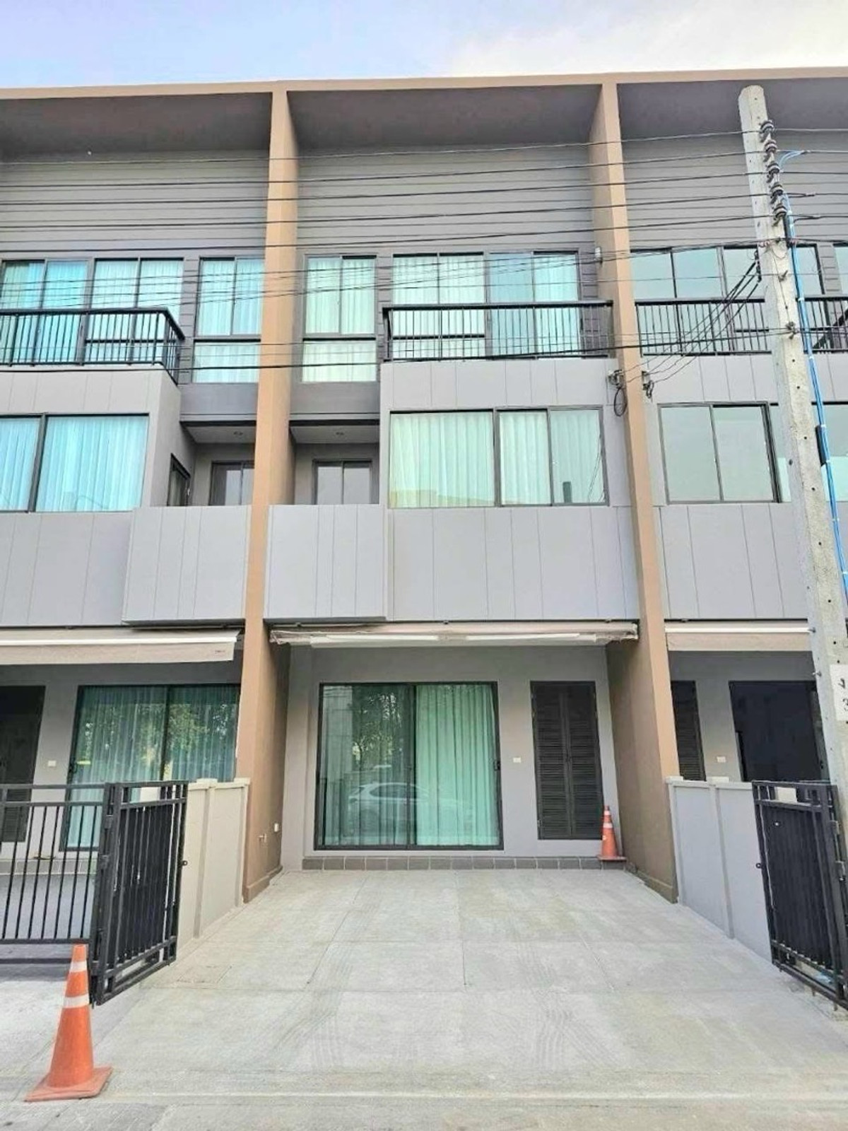For RentTownhomeMin Buri, Romklao : Townhome for rent, Baan Klang Muang Rama 9, Krungthep Kreetha, 3-story townhome, 152 sq m on land.
