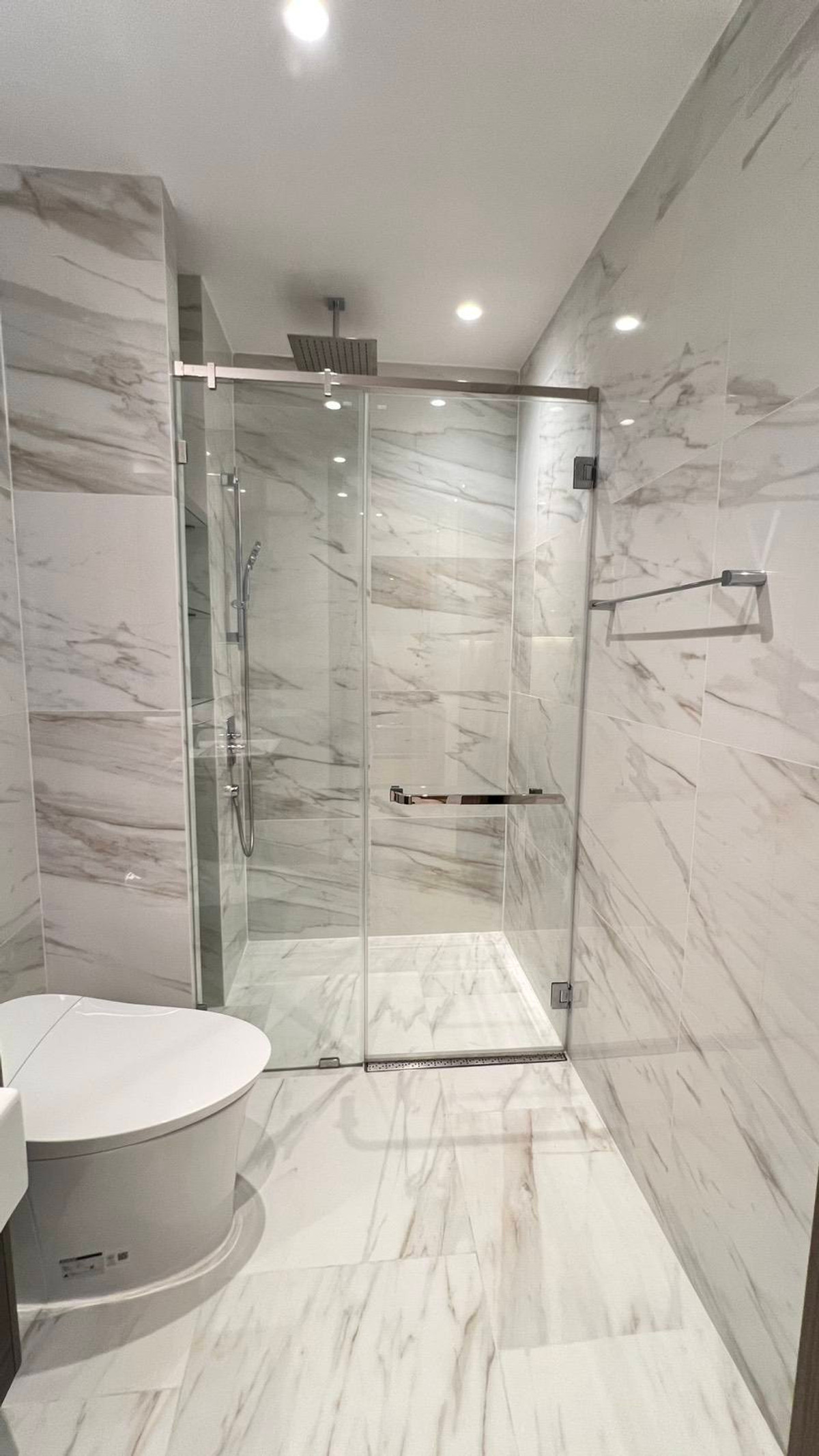 ขายคอนโดสาทร นราธิวาส : ขาย Supalai ICON สาทร คอนโดระดับ Super Luxury ใจกลาง CBD ใกล้ MRTลุมพินี และ BTSช่องนนทรี ชั้น 12A พื้นที่ 42 ตร.ม. วิวสระว่ายน้ำ ราคา 8.8 ลบ.*