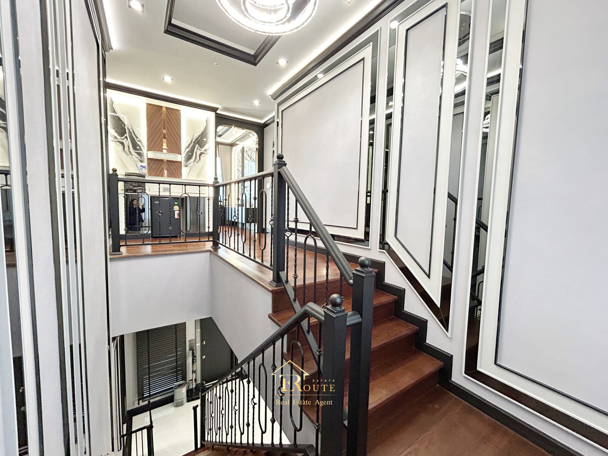 For SaleHousePathum Thani,Rangsit, Thammasat : CENTRO Don Mueang - Chaengwattana for sale, corner plot, size 83.5 sq m, newly decorated, plus furniture for the whole house. Near Sisamarn Expressway, travel only 5 minutes.