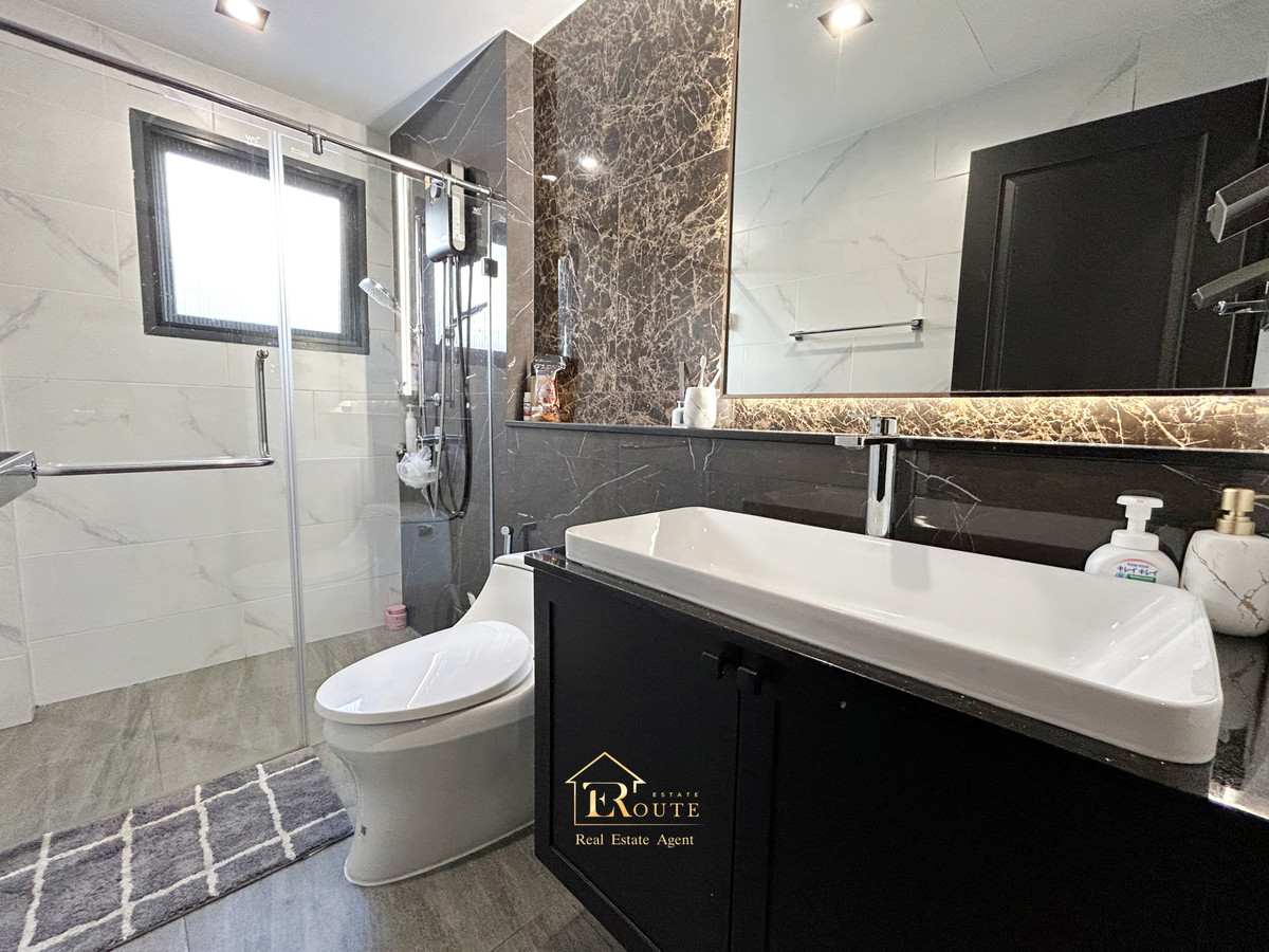 For SaleHousePathum Thani,Rangsit, Thammasat : CENTRO Don Mueang - Chaengwattana for sale, corner plot, size 83.5 sq m, newly decorated, plus furniture for the whole house. Near Sisamarn Expressway, travel only 5 minutes.