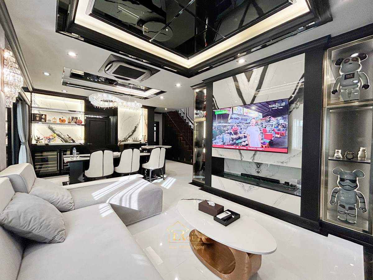 For SaleHousePathum Thani,Rangsit, Thammasat : CENTRO Don Mueang - Chaengwattana for sale, corner plot, size 83.5 sq m, newly decorated, plus furniture for the whole house. Near Sisamarn Expressway, travel only 5 minutes.