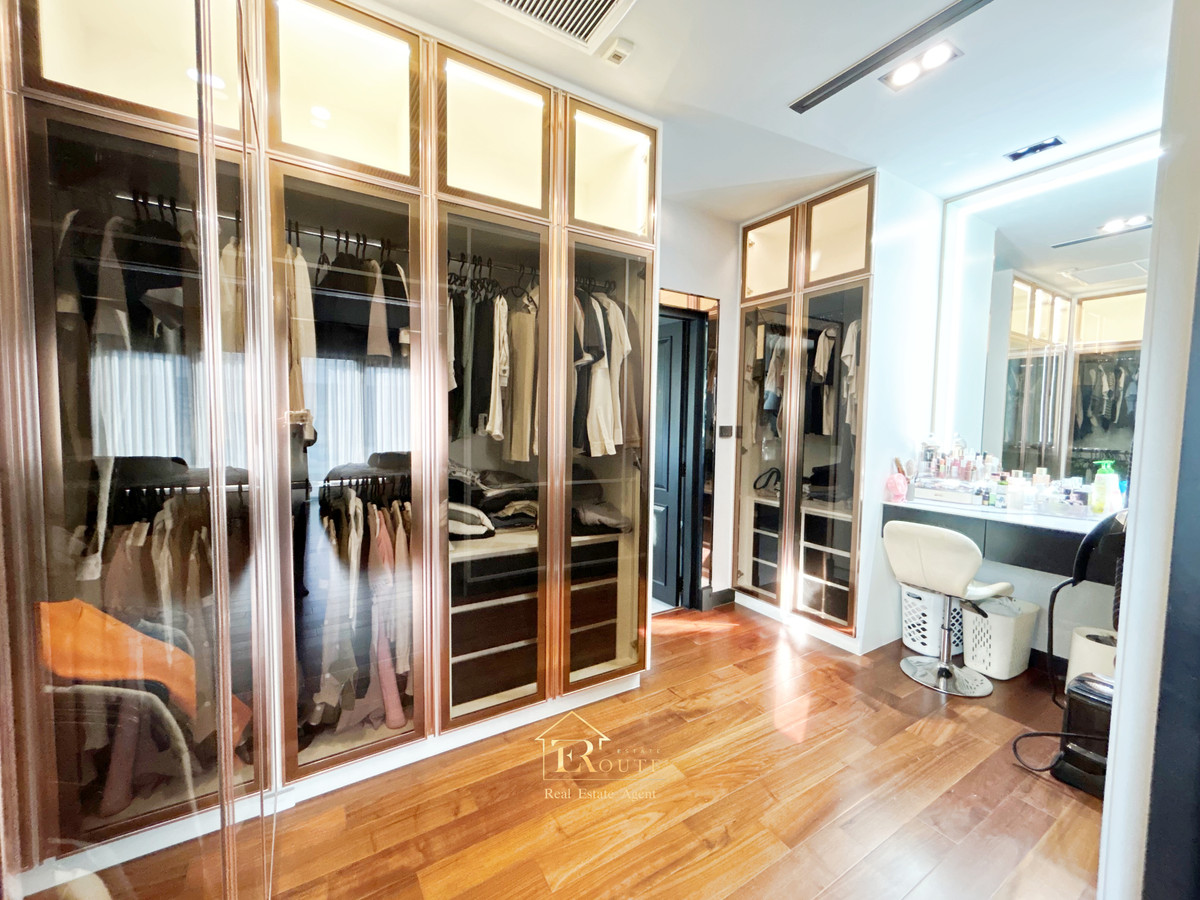 For SaleHousePathum Thani,Rangsit, Thammasat : CENTRO Don Mueang - Chaengwattana for sale, corner plot, size 83.5 sq m, newly decorated, plus furniture for the whole house. Near Sisamarn Expressway, travel only 5 minutes.