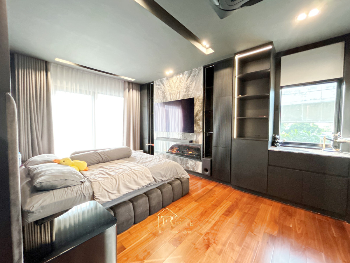 For SaleHousePathum Thani,Rangsit, Thammasat : CENTRO Don Mueang - Chaengwattana for sale, corner plot, size 83.5 sq m, newly decorated, plus furniture for the whole house. Near Sisamarn Expressway, travel only 5 minutes.