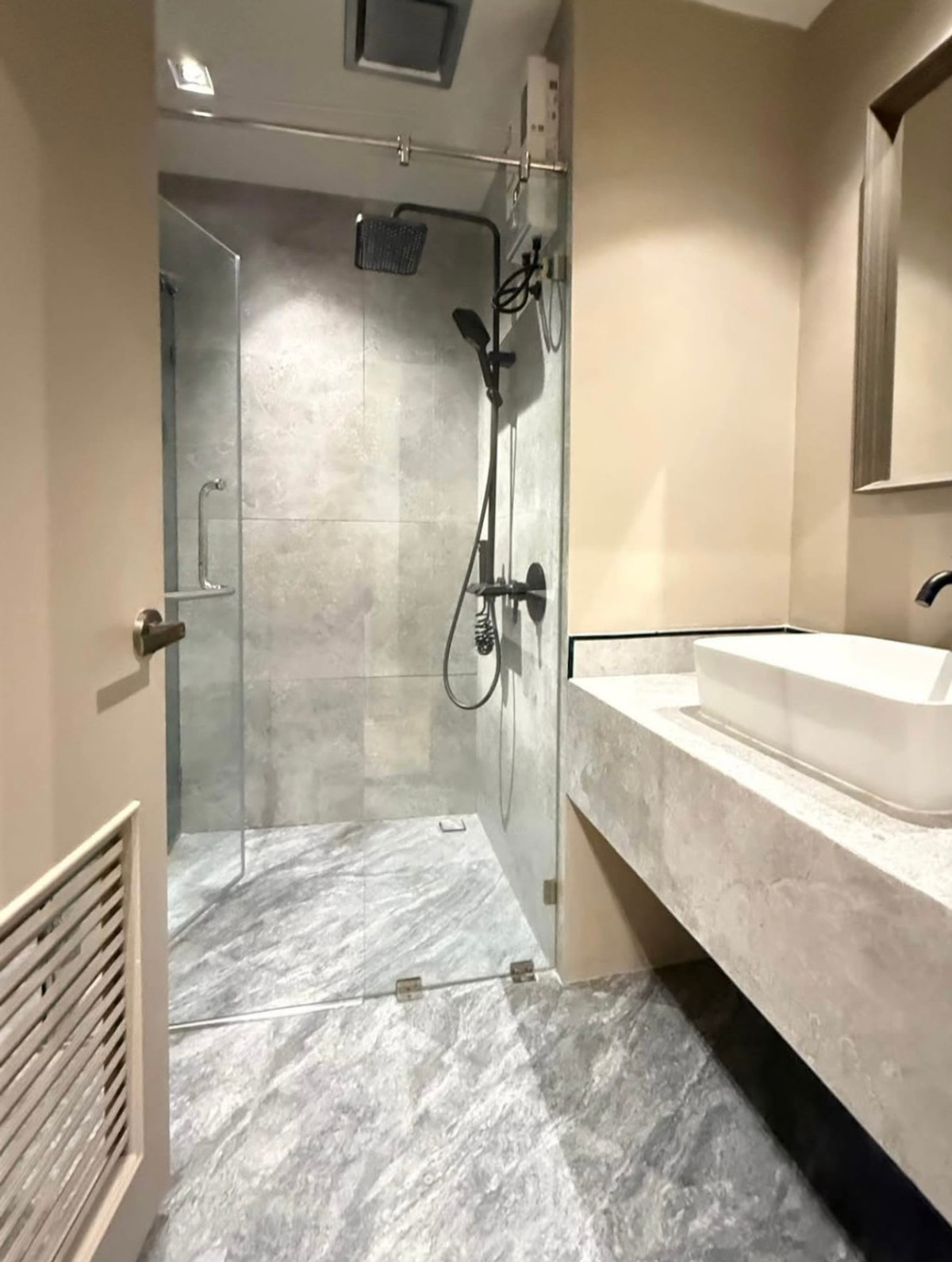 ขายคอนโดวิทยุ ชิดลม หลังสวน : ขายด่วน Pet Friendly Condo Wittayu Complex 93 ตร.ม. 2 ห้องนอน ราคาถูกสุดในตึก 5.5 ล้าน Yield มีโอกาสสูงถึง 6-8%  ราคา: 5,500,000 บาท 