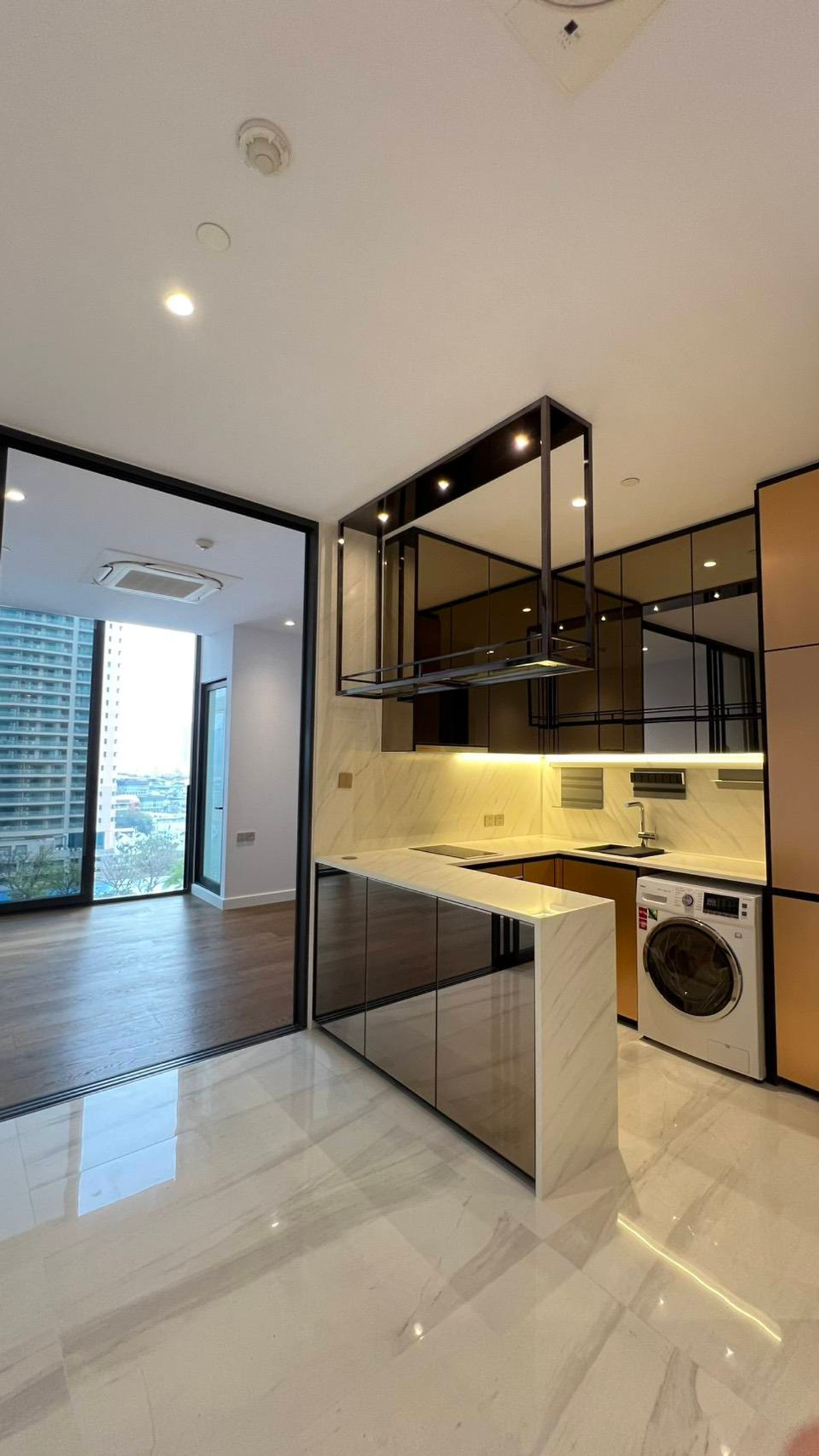 ขายคอนโดสาทร นราธิวาส : ขาย Supalai ICON สาทร คอนโดระดับ Super Luxury ใจกลาง CBD ใกล้ MRTลุมพินี และ BTSช่องนนทรี ชั้น 12A พื้นที่ 42 ตร.ม. วิวสระว่ายน้ำ ราคา 8.8 ลบ.*