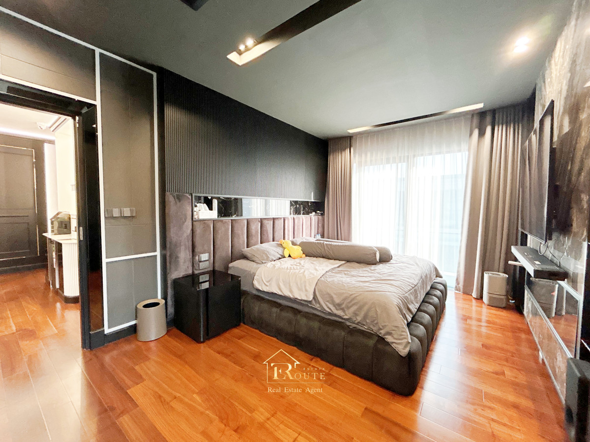 For SaleHousePathum Thani,Rangsit, Thammasat : CENTRO Don Mueang - Chaengwattana for sale, corner plot, size 83.5 sq m, newly decorated, plus furniture for the whole house. Near Sisamarn Expressway, travel only 5 minutes.