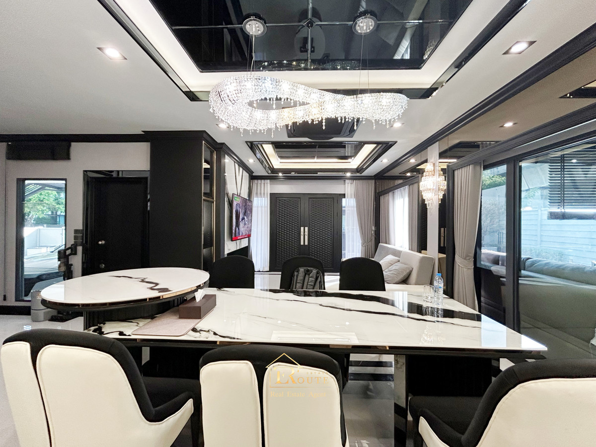 For SaleHousePathum Thani,Rangsit, Thammasat : CENTRO Don Mueang - Chaengwattana for sale, corner plot, size 83.5 sq m, newly decorated, plus furniture for the whole house. Near Sisamarn Expressway, travel only 5 minutes.