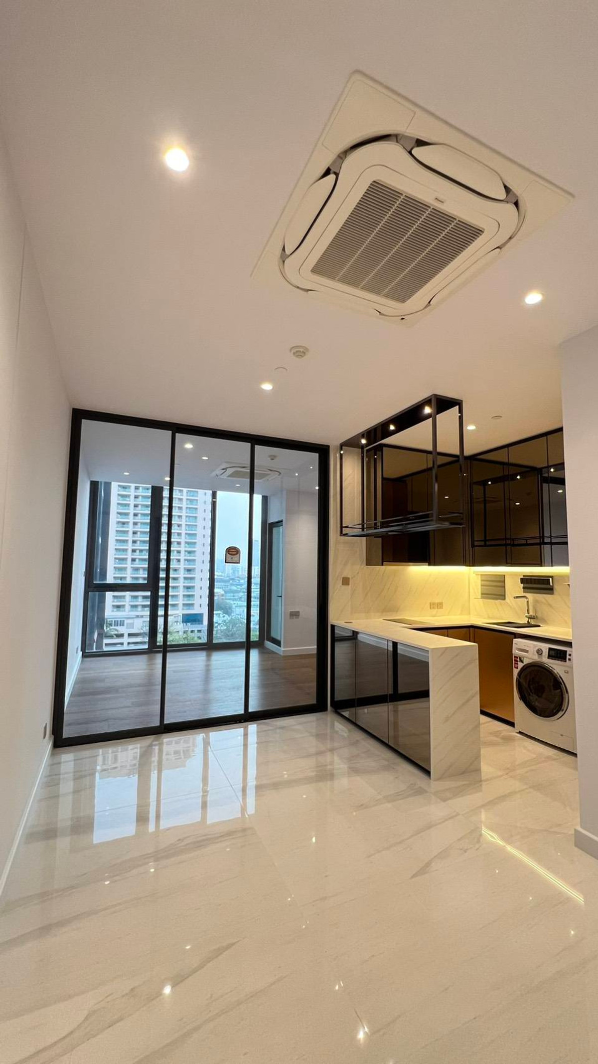 ขายคอนโดสาทร นราธิวาส : ขาย Supalai ICON สาทร คอนโดระดับ Super Luxury ใจกลาง CBD ใกล้ MRTลุมพินี และ BTSช่องนนทรี ชั้น 12A พื้นที่ 42 ตร.ม. วิวสระว่ายน้ำ ราคา 8.8 ลบ.*