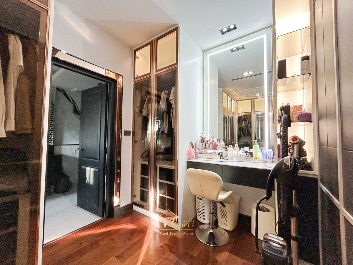 For SaleHousePathum Thani,Rangsit, Thammasat : CENTRO Don Mueang - Chaengwattana for sale, corner plot, size 83.5 sq m, newly decorated, plus furniture for the whole house. Near Sisamarn Expressway, travel only 5 minutes.