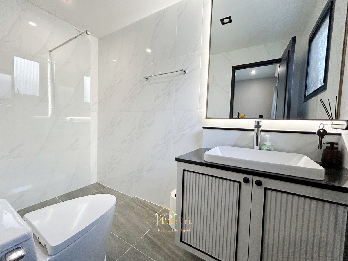 For SaleHousePathum Thani,Rangsit, Thammasat : CENTRO Don Mueang - Chaengwattana for sale, corner plot, size 83.5 sq m, newly decorated, plus furniture for the whole house. Near Sisamarn Expressway, travel only 5 minutes.