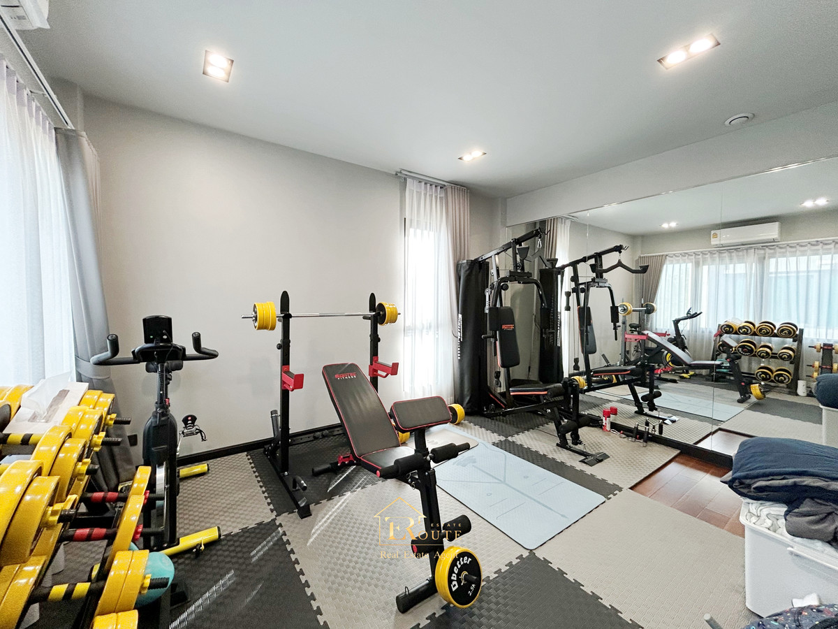 For SaleHousePathum Thani,Rangsit, Thammasat : CENTRO Don Mueang - Chaengwattana for sale, corner plot, size 83.5 sq m, newly decorated, plus furniture for the whole house. Near Sisamarn Expressway, travel only 5 minutes.