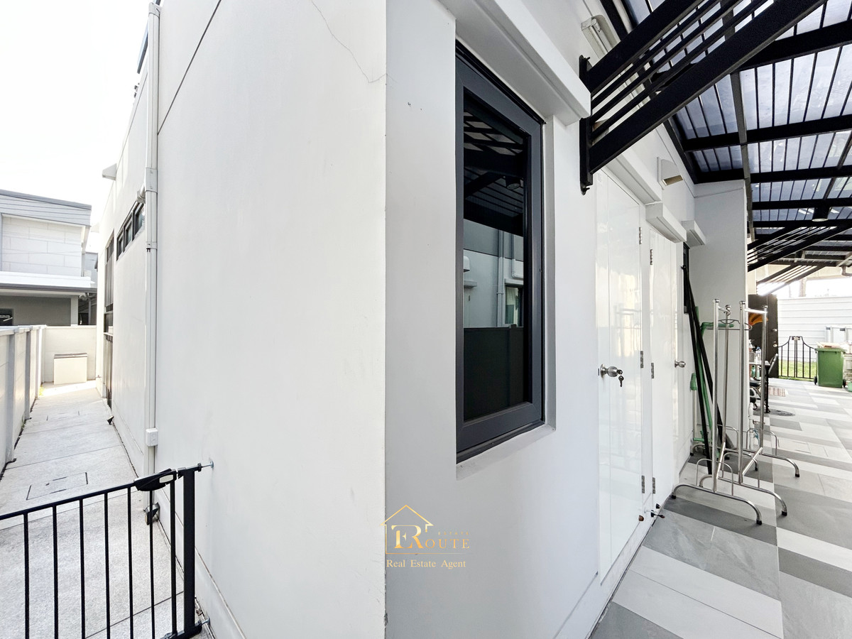 For SaleHousePathum Thani,Rangsit, Thammasat : CENTRO Don Mueang - Chaengwattana for sale, corner plot, size 83.5 sq m, newly decorated, plus furniture for the whole house. Near Sisamarn Expressway, travel only 5 minutes.