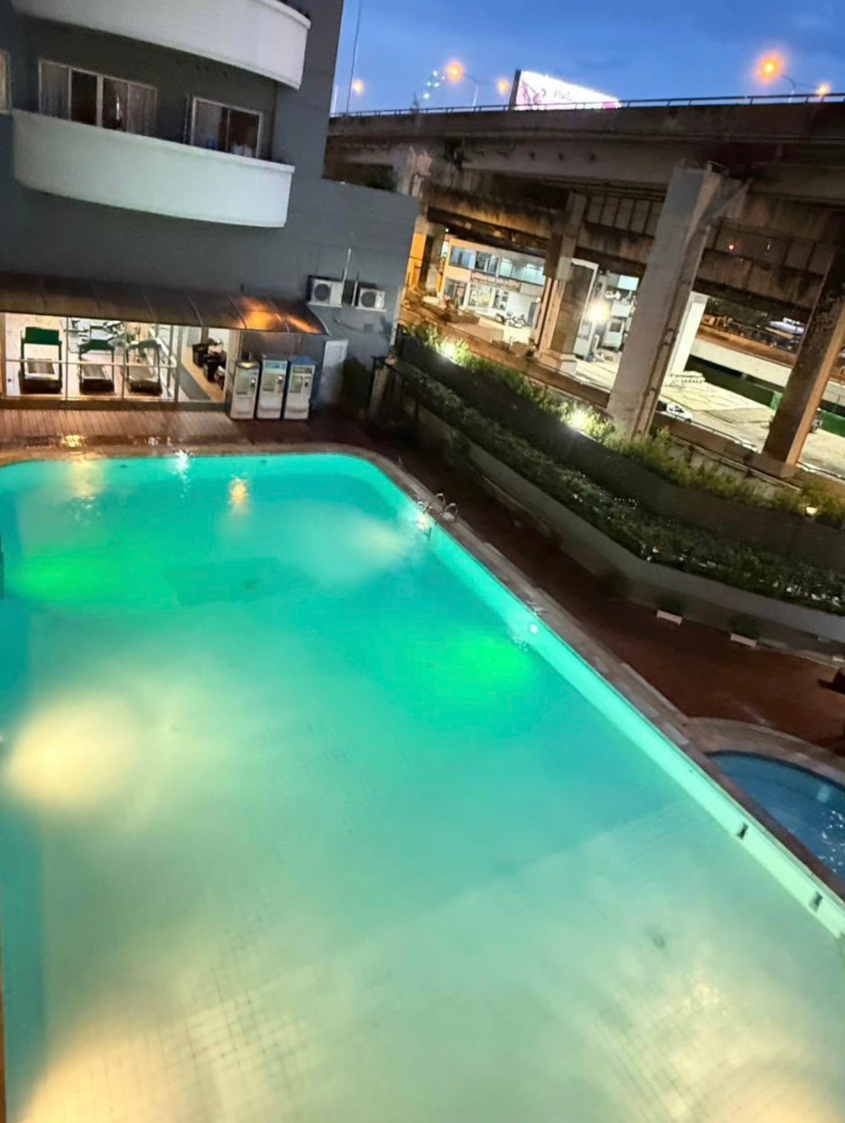 ขายคอนโดวิทยุ ชิดลม หลังสวน : ขายด่วน Pet Friendly Condo Wittayu Complex 93 ตร.ม. 2 ห้องนอน ราคาถูกสุดในตึก 5.5 ล้าน Yield มีโอกาสสูงถึง 6-8%  ราคา: 5,500,000 บาท 