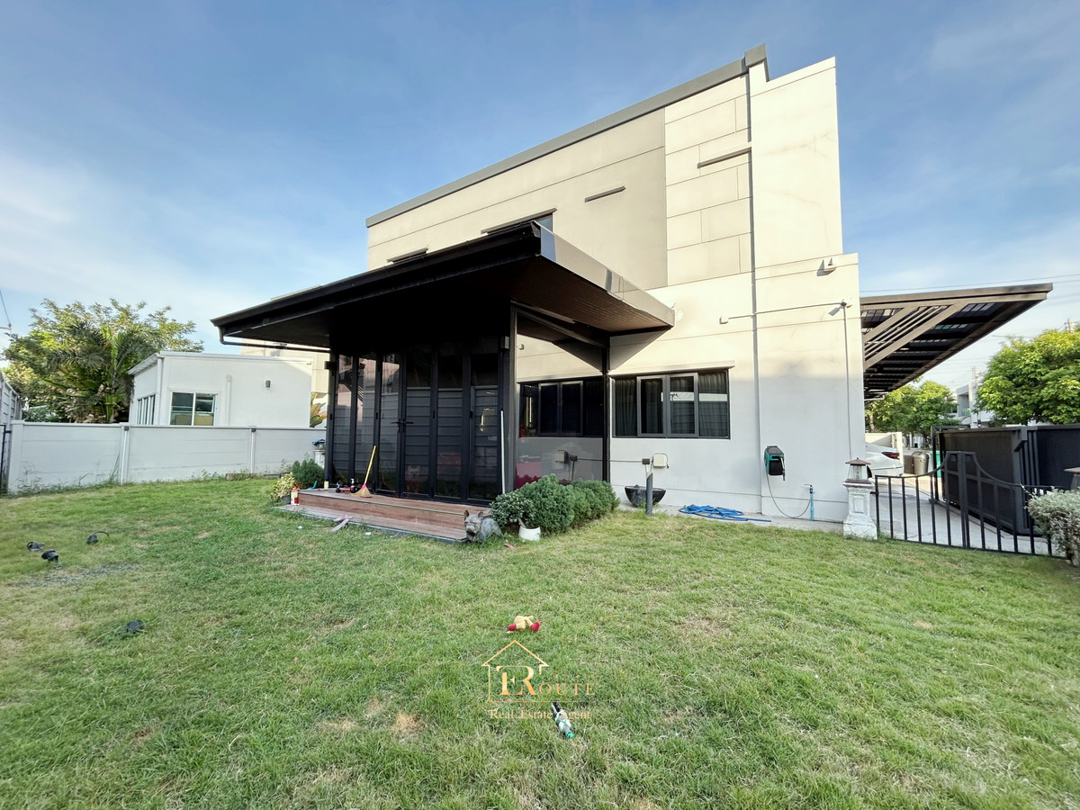 For SaleHousePathum Thani,Rangsit, Thammasat : CENTRO Don Mueang - Chaengwattana for sale, corner plot, size 83.5 sq m, newly decorated, plus furniture for the whole house. Near Sisamarn Expressway, travel only 5 minutes.