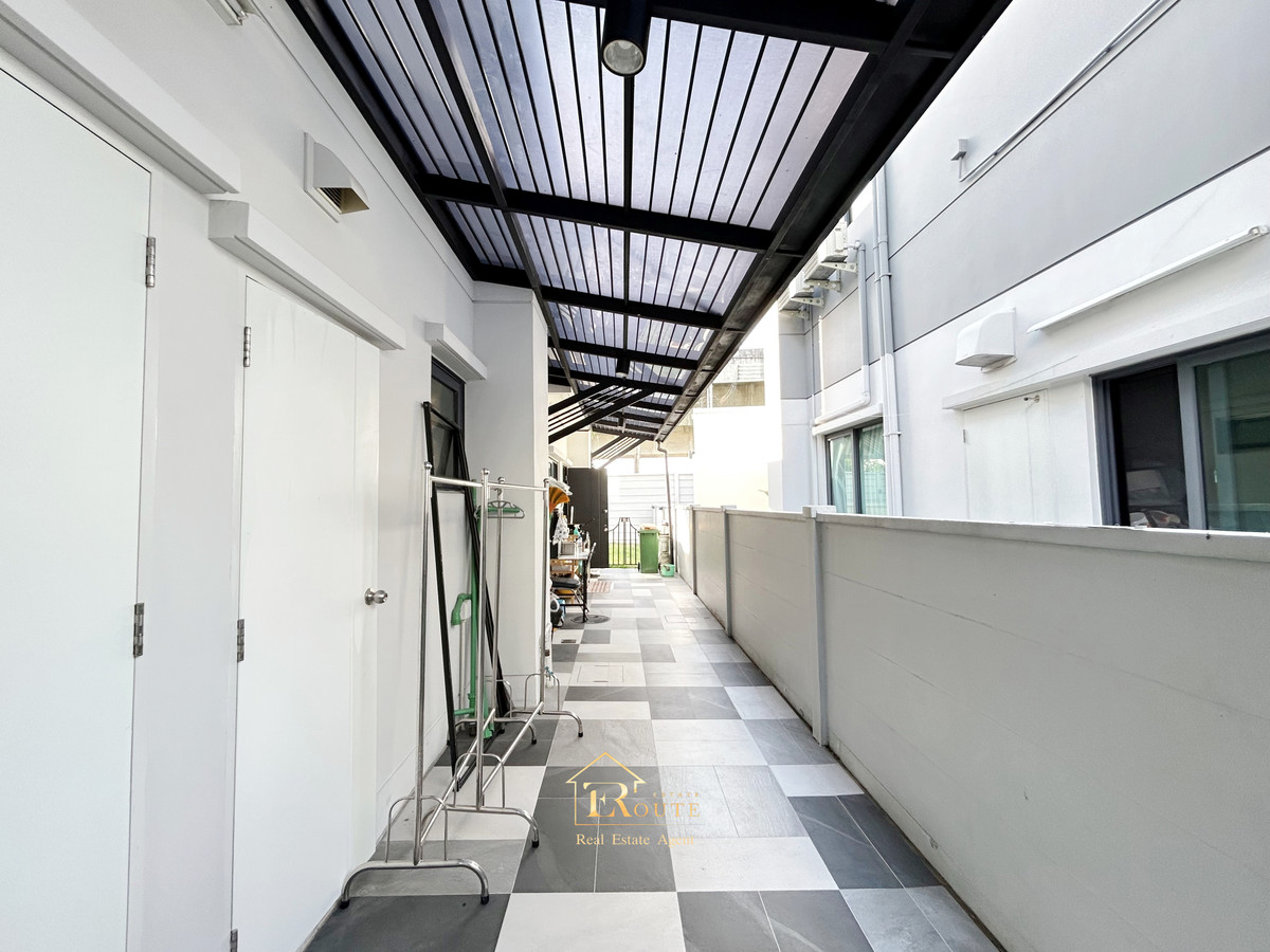 For SaleHousePathum Thani,Rangsit, Thammasat : CENTRO Don Mueang - Chaengwattana for sale, corner plot, size 83.5 sq m, newly decorated, plus furniture for the whole house. Near Sisamarn Expressway, travel only 5 minutes.