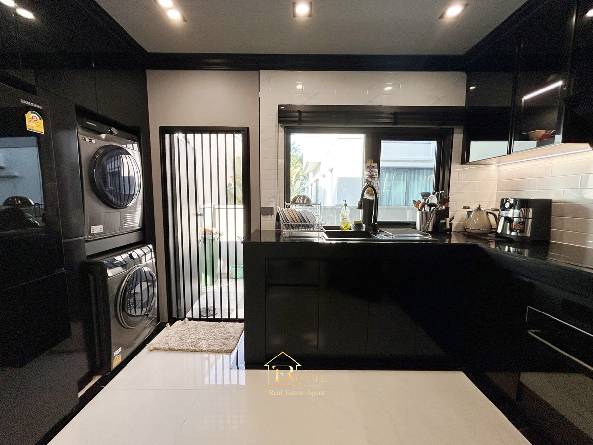 For SaleHousePathum Thani,Rangsit, Thammasat : CENTRO Don Mueang - Chaengwattana for sale, corner plot, size 83.5 sq m, newly decorated, plus furniture for the whole house. Near Sisamarn Expressway, travel only 5 minutes.