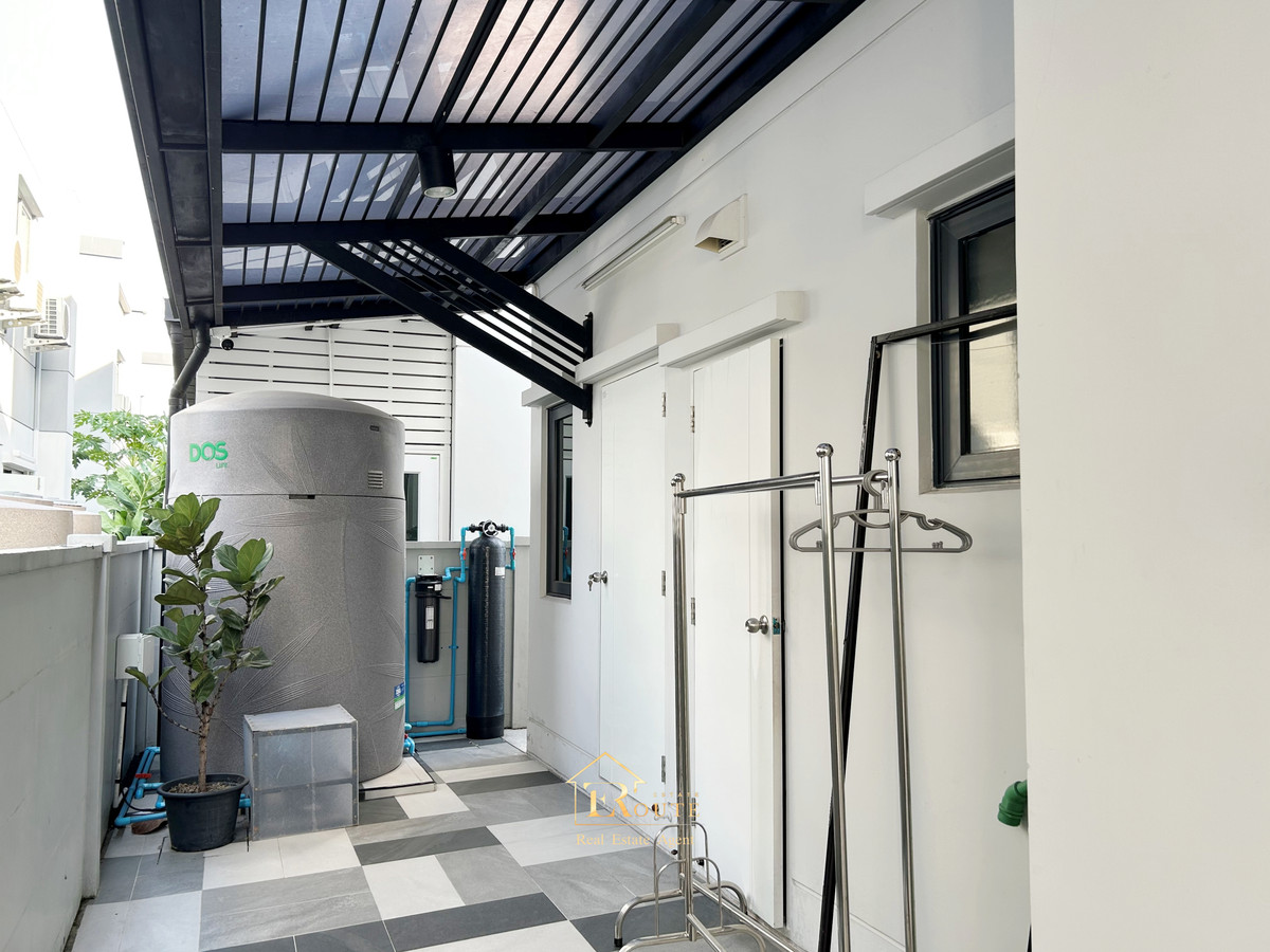 For SaleHousePathum Thani,Rangsit, Thammasat : CENTRO Don Mueang - Chaengwattana for sale, corner plot, size 83.5 sq m, newly decorated, plus furniture for the whole house. Near Sisamarn Expressway, travel only 5 minutes.