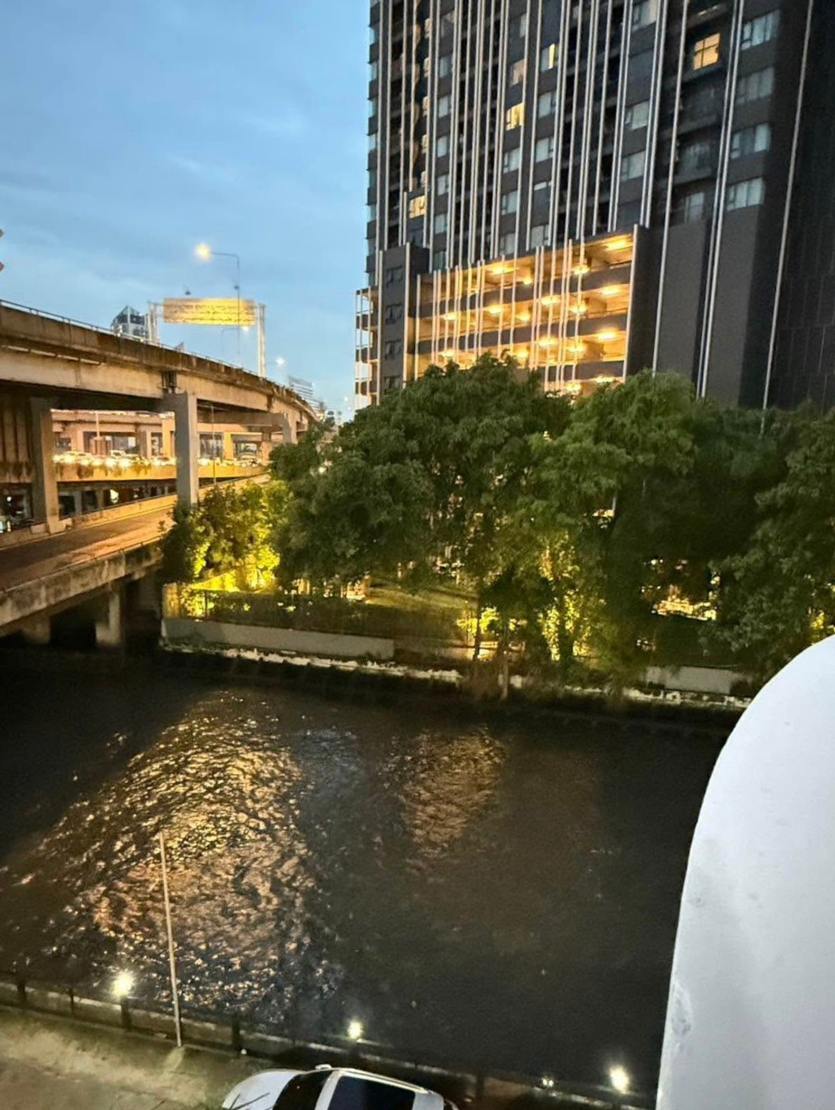 ขายคอนโดวิทยุ ชิดลม หลังสวน : ขายด่วน Pet Friendly Condo Wittayu Complex 93 ตร.ม. 2 ห้องนอน ราคาถูกสุดในตึก 5.5 ล้าน Yield มีโอกาสสูงถึง 6-8%  ราคา: 5,500,000 บาท 