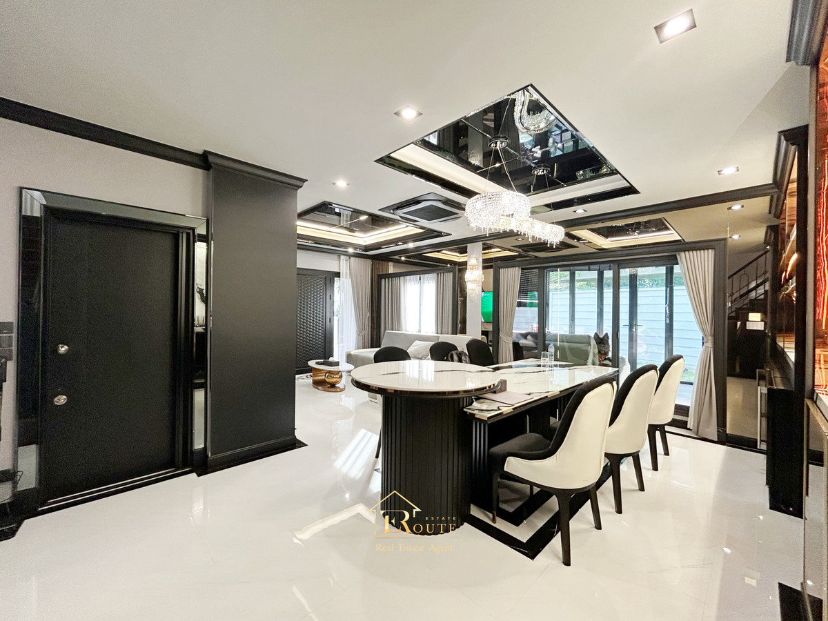 For SaleHousePathum Thani,Rangsit, Thammasat : CENTRO Don Mueang - Chaengwattana for sale, corner plot, size 83.5 sq m, newly decorated, plus furniture for the whole house. Near Sisamarn Expressway, travel only 5 minutes.