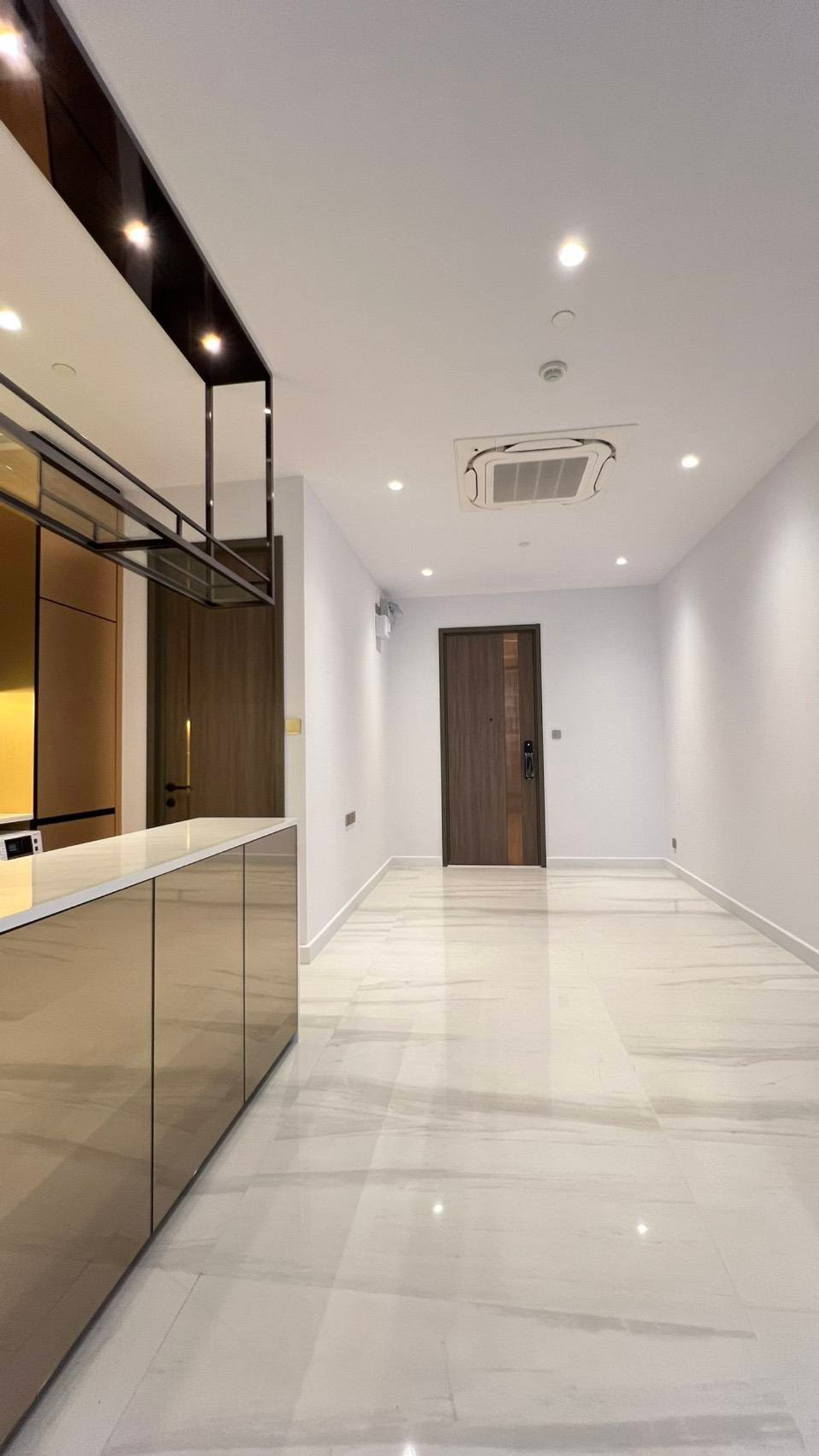 ขายคอนโดสาทร นราธิวาส : ขาย Supalai ICON สาทร คอนโดระดับ Super Luxury ใจกลาง CBD ใกล้ MRTลุมพินี และ BTSช่องนนทรี ชั้น 12A พื้นที่ 42 ตร.ม. วิวสระว่ายน้ำ ราคา 8.8 ลบ.*