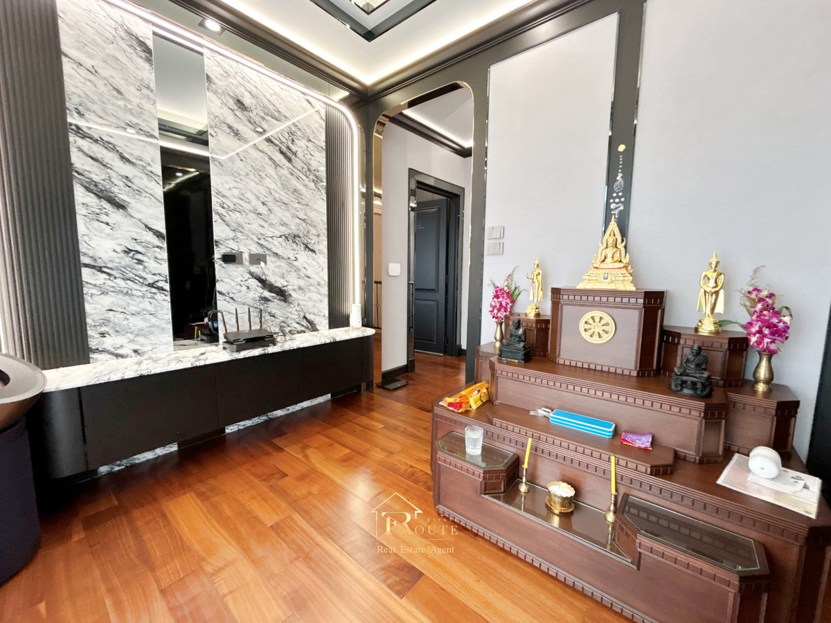 For SaleHousePathum Thani,Rangsit, Thammasat : CENTRO Don Mueang - Chaengwattana for sale, corner plot, size 83.5 sq m, newly decorated, plus furniture for the whole house. Near Sisamarn Expressway, travel only 5 minutes.