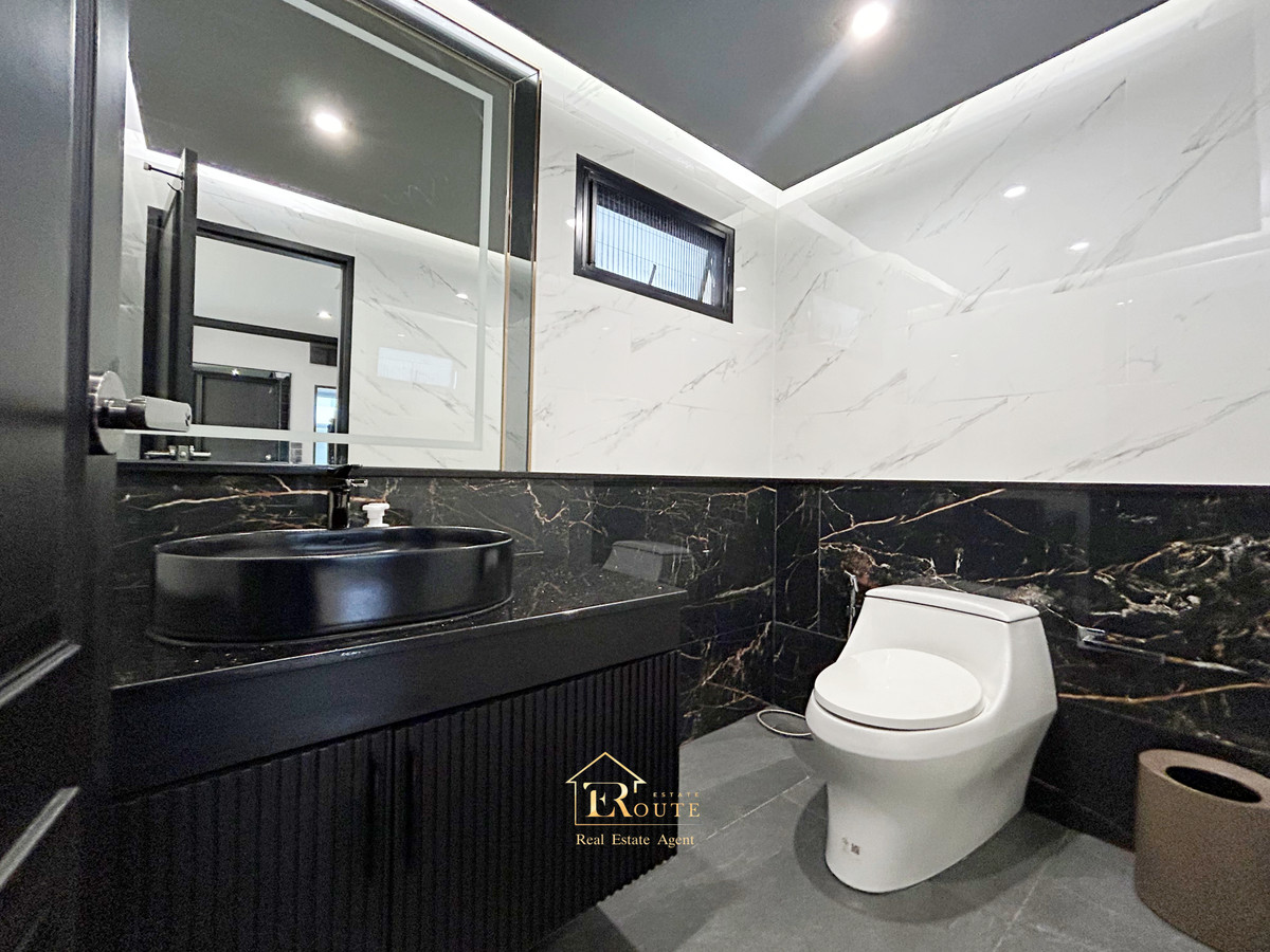 For SaleHousePathum Thani,Rangsit, Thammasat : CENTRO Don Mueang - Chaengwattana for sale, corner plot, size 83.5 sq m, newly decorated, plus furniture for the whole house. Near Sisamarn Expressway, travel only 5 minutes.