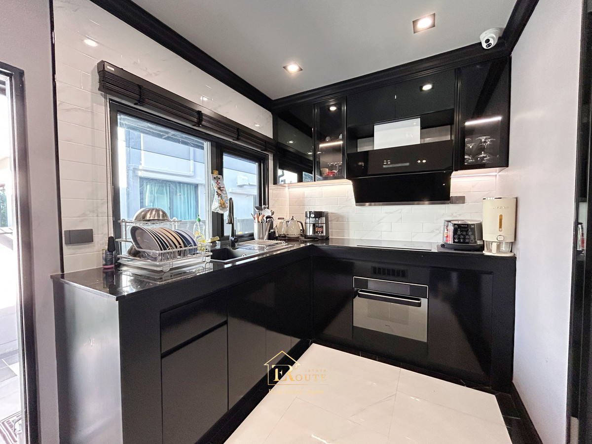 For SaleHousePathum Thani,Rangsit, Thammasat : CENTRO Don Mueang - Chaengwattana for sale, corner plot, size 83.5 sq m, newly decorated, plus furniture for the whole house. Near Sisamarn Expressway, travel only 5 minutes.